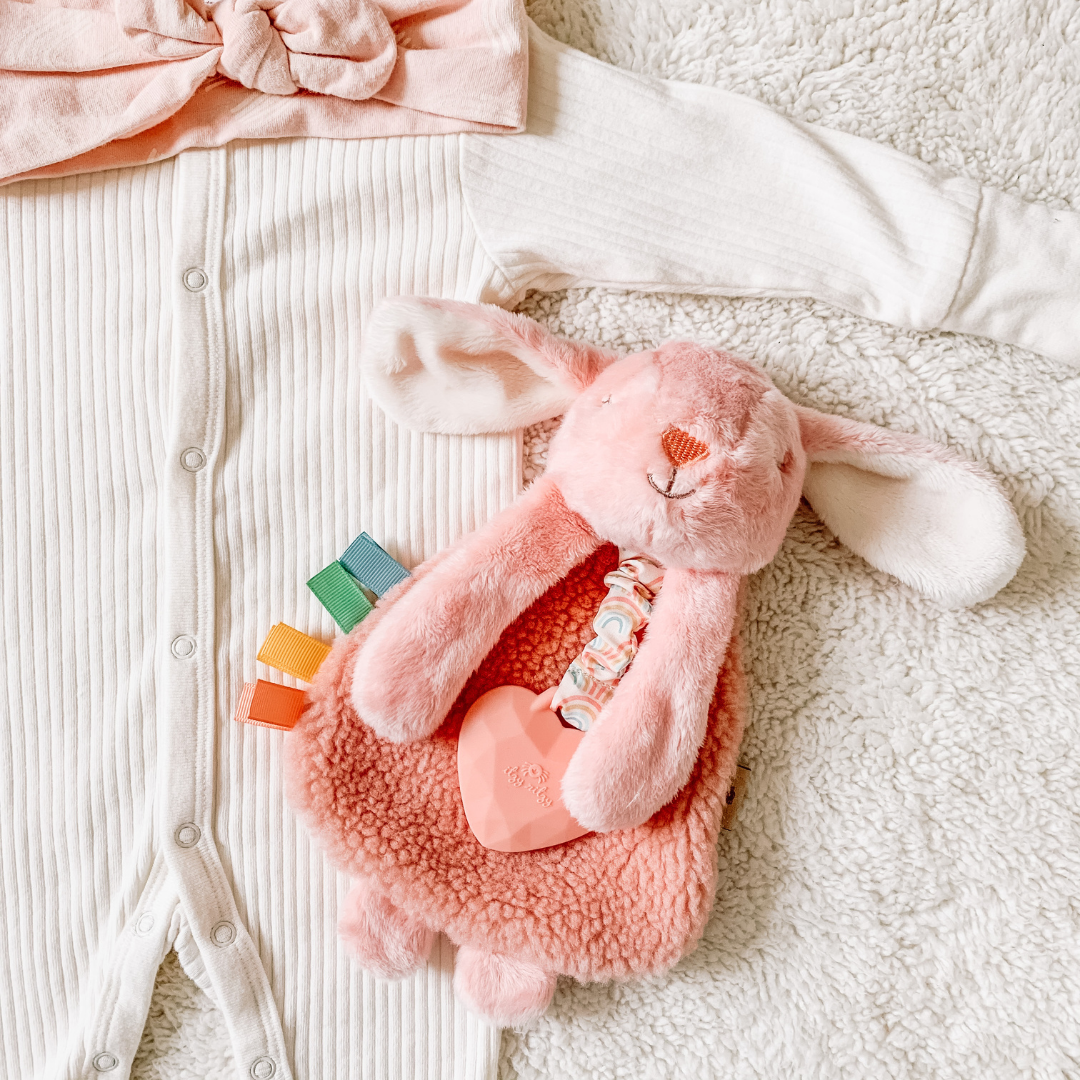 Peluche avec jouet de dentition | Itzy Friends Lovey™ Théo l'Ours