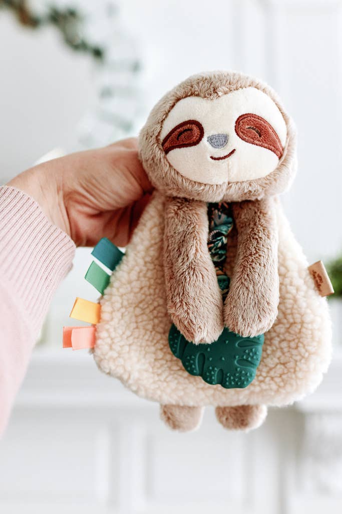 Peluche avec jouet de dentition | Itzy Friends Lovey™ Théo l'Ours