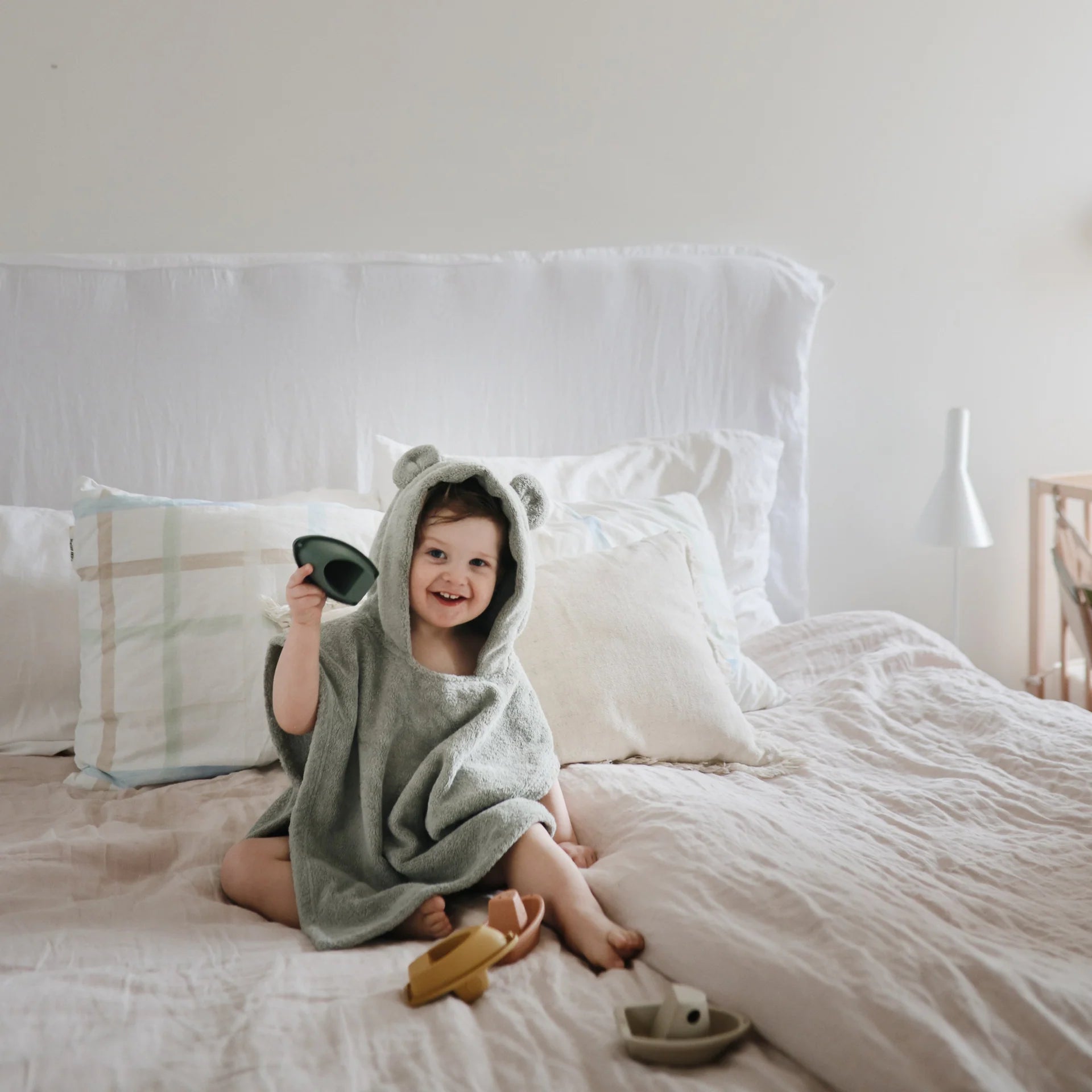 Bear poncho towel | Moss