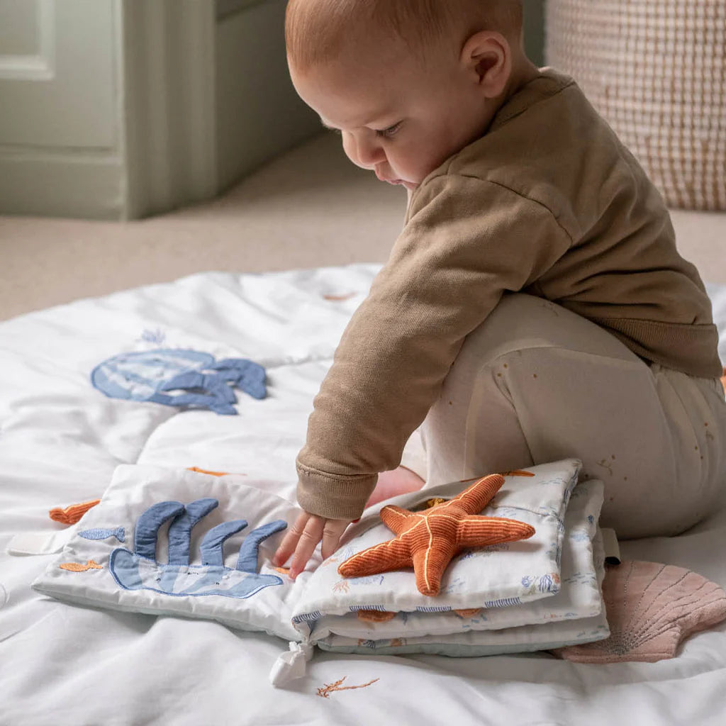 Livre sensoriel bébé Avery Row Waves & Wonders en tissu avec illustrations marines et éléments interactifs - Avery Row Waves and Wonders baby sensory fabric book with sea-themed pages and interactive textures