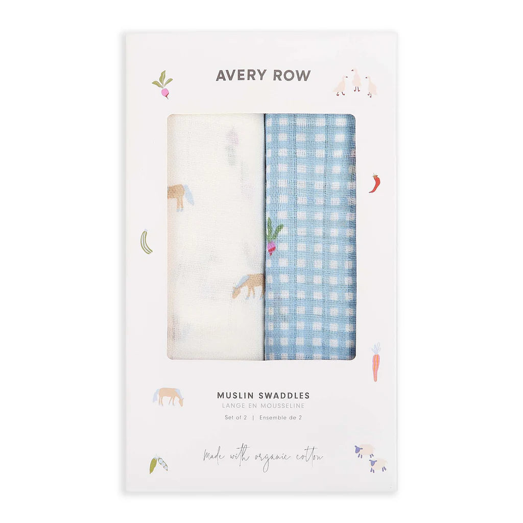 Duo de mousselines bébé Avery Row en coton organique motifs petite ferme et radis pliées sur surface douce - Avery Row organic cotton muslin swaddle set with farm and radish prints folded on soft surface