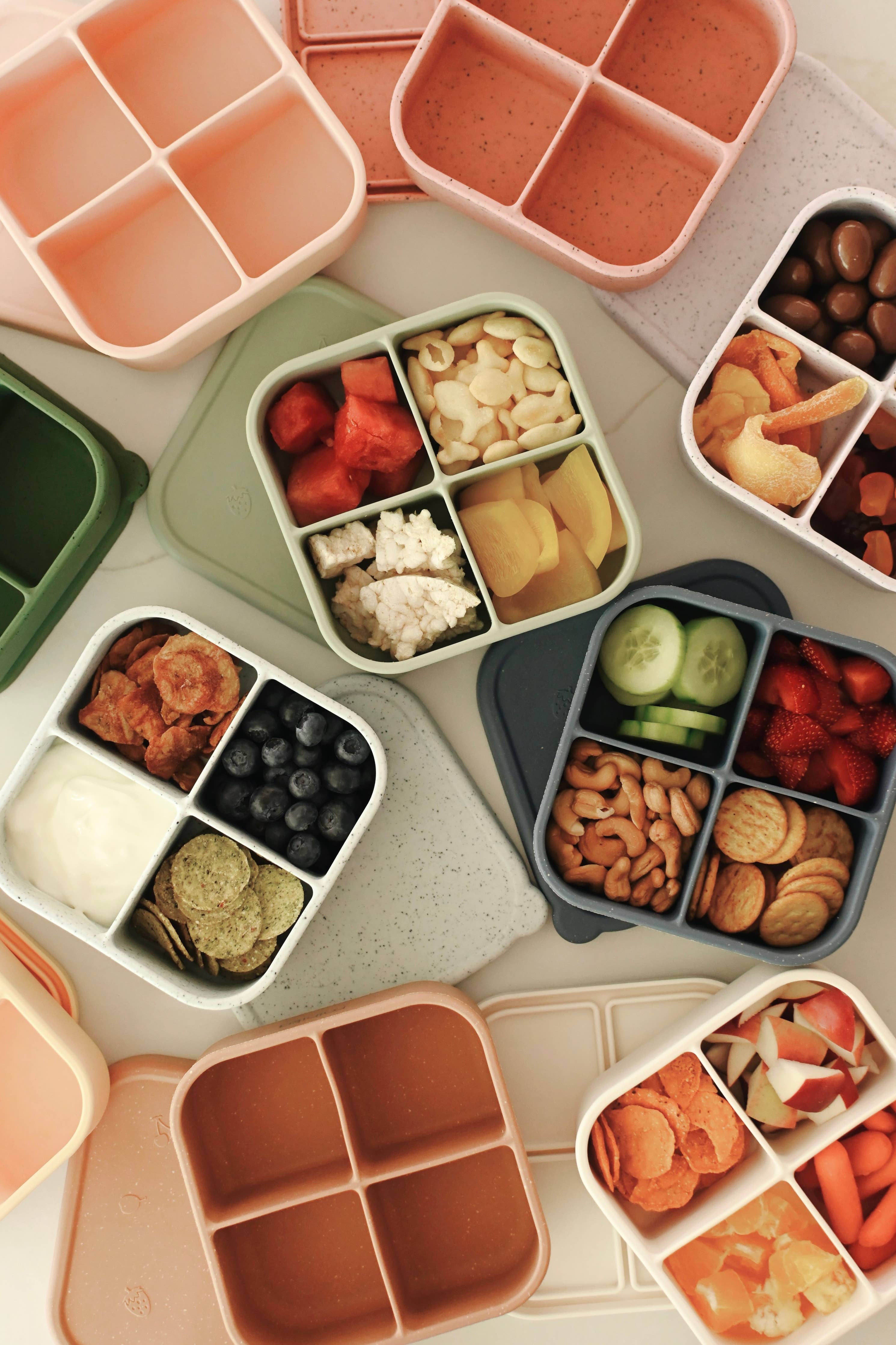 Boîte à collations Minika en silicone alimentaire avec couvercle hermétique et divisions – lunch enfant – Olie & co - Minika silicone snack box with airtight lid and divided compartments – baby lunch container