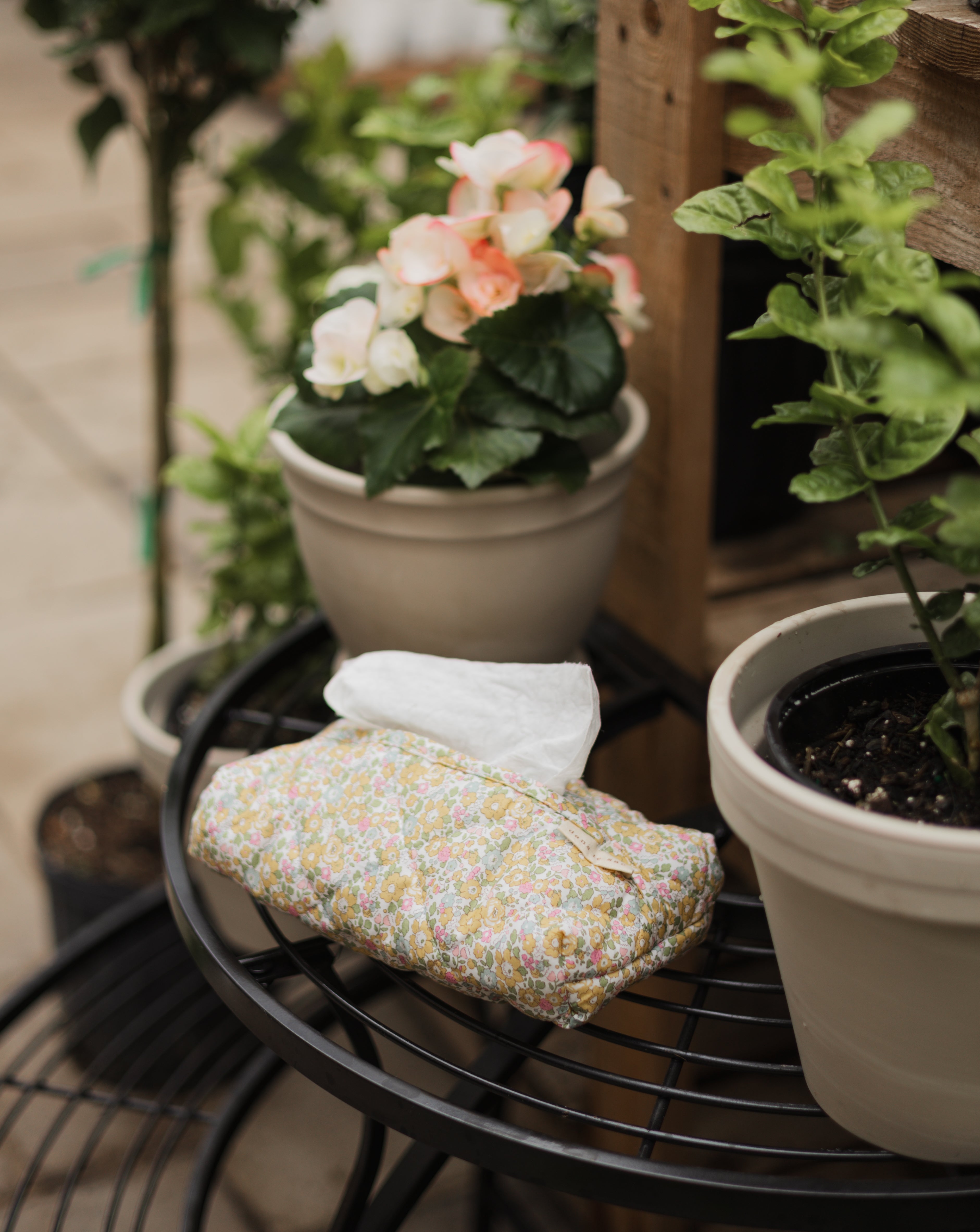 Étui à lingettes fleuri mimosa Dans le sac Liberty London avec paquet de lingettes – Dans le sac floral wipes pouch Liberty London with wipes – Olie & co