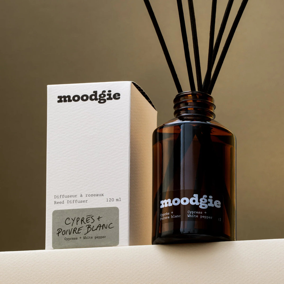 Diffuseur à roseaux Cyprès + Poivre blanc Moodgie, 120 ml, parfum boisé et épicé fabriqué à Montréal | Moodgie Cypress + White Pepper reed diffuser, 120 ml, woody and spicy home fragrance handmade in Montreal