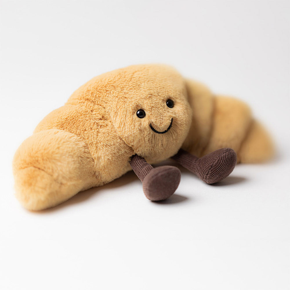 Peluche Jellycat croissant sur étagère – Jellycat Amuseables Croissant plush on shelf – Olie & co