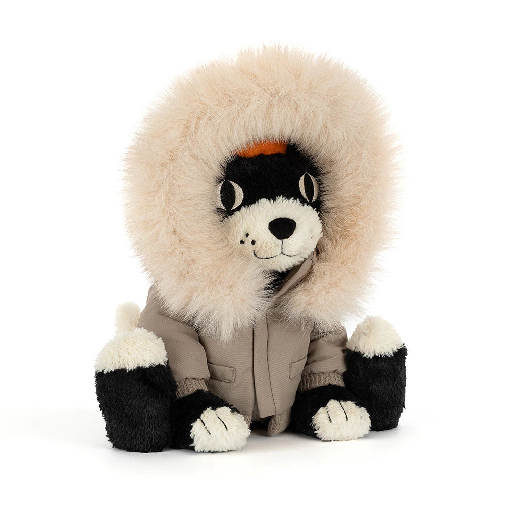 Peluche Jellycat Jack en tenue alpine, chat en polyester et nylon de 32 cm aux yeux brodés | Jellycat Jack in Alpine Outfit plush toy, 12.6-inch cat made of polyester and nylon with embroidered eyes.