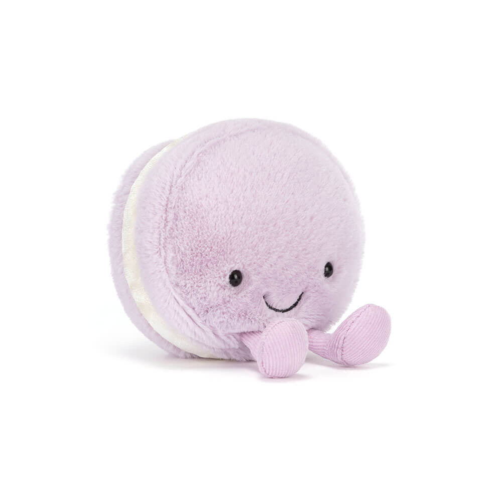 Peluche Amuseables May Macaron Jellycat, petit macaron de collection au style gourmand inspiré de Paris et à la personnalité romantique. Jellycat Amuseables May Macaron plush, a petite macaron character with a sweet Parisian-inspired personality and romantic story.