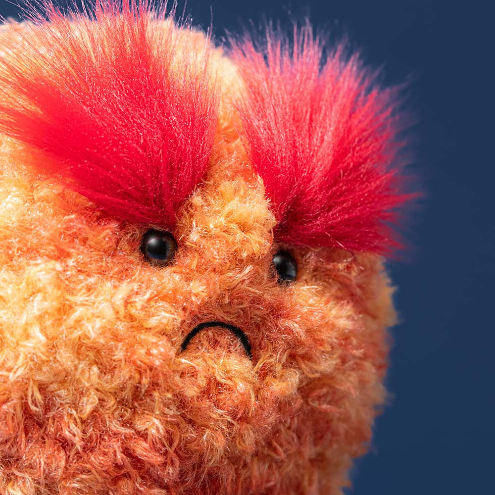 peluche planète Mars Jellycat Amuseables avec expression drôle et design spatial rouge - close up detail - Jellycat Amuseables Mars planet plush with expressive eyebrows and red space design