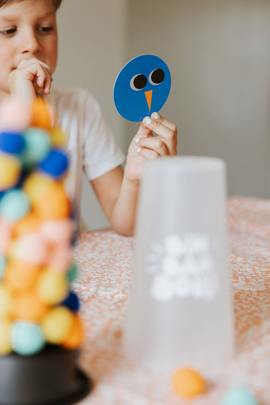 Enfant prenant une carte defi jeu d’adresse Bim Bam Boule Loki – Kids reading a challenge card from Loki Bim Bam Boule skill game – Olie & co