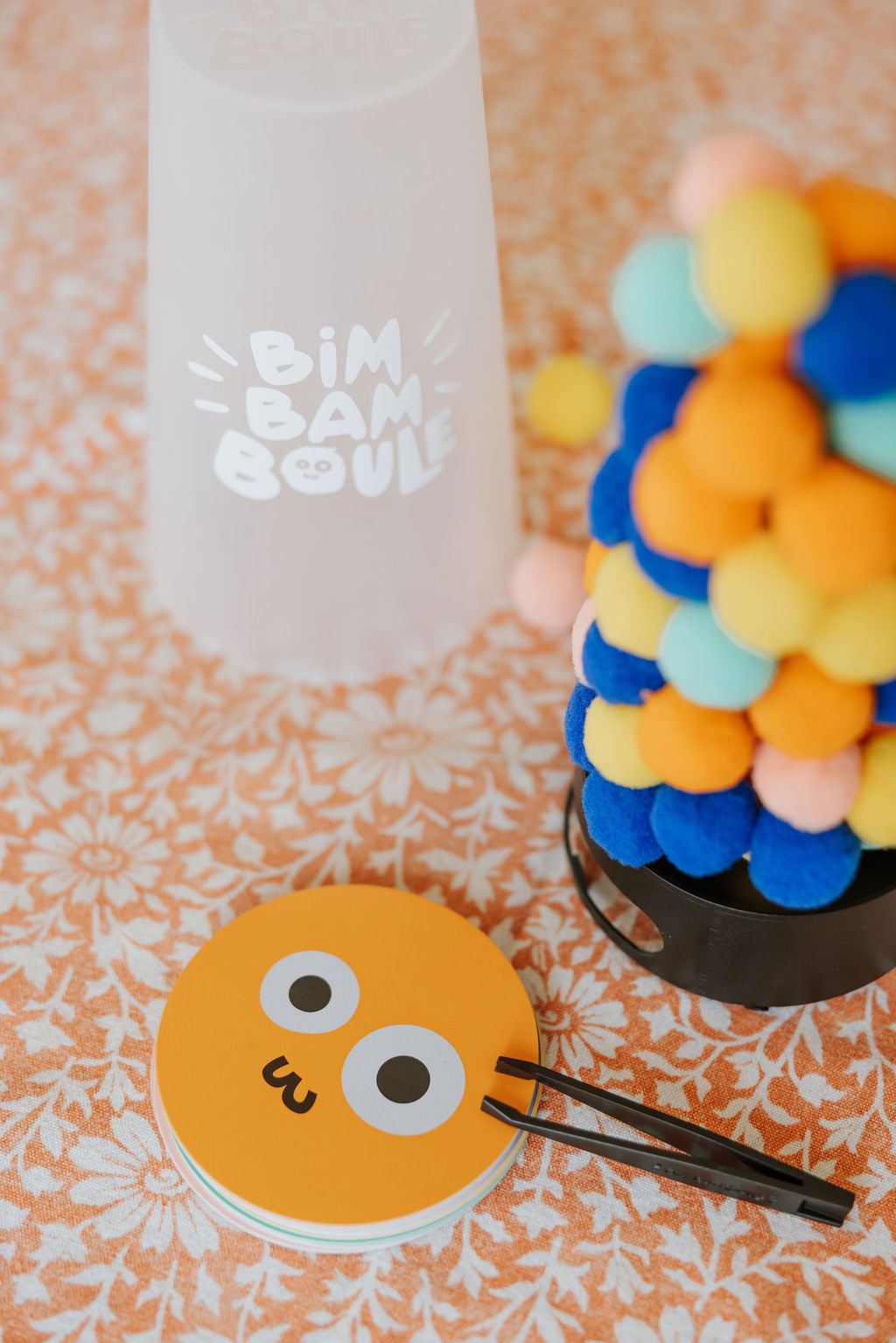 Enfant retirant une boule du jeu d’adresse Bim Bam Boule Loki – child removing a ball from Loki Bim Bam Boule skill game – Olie & co