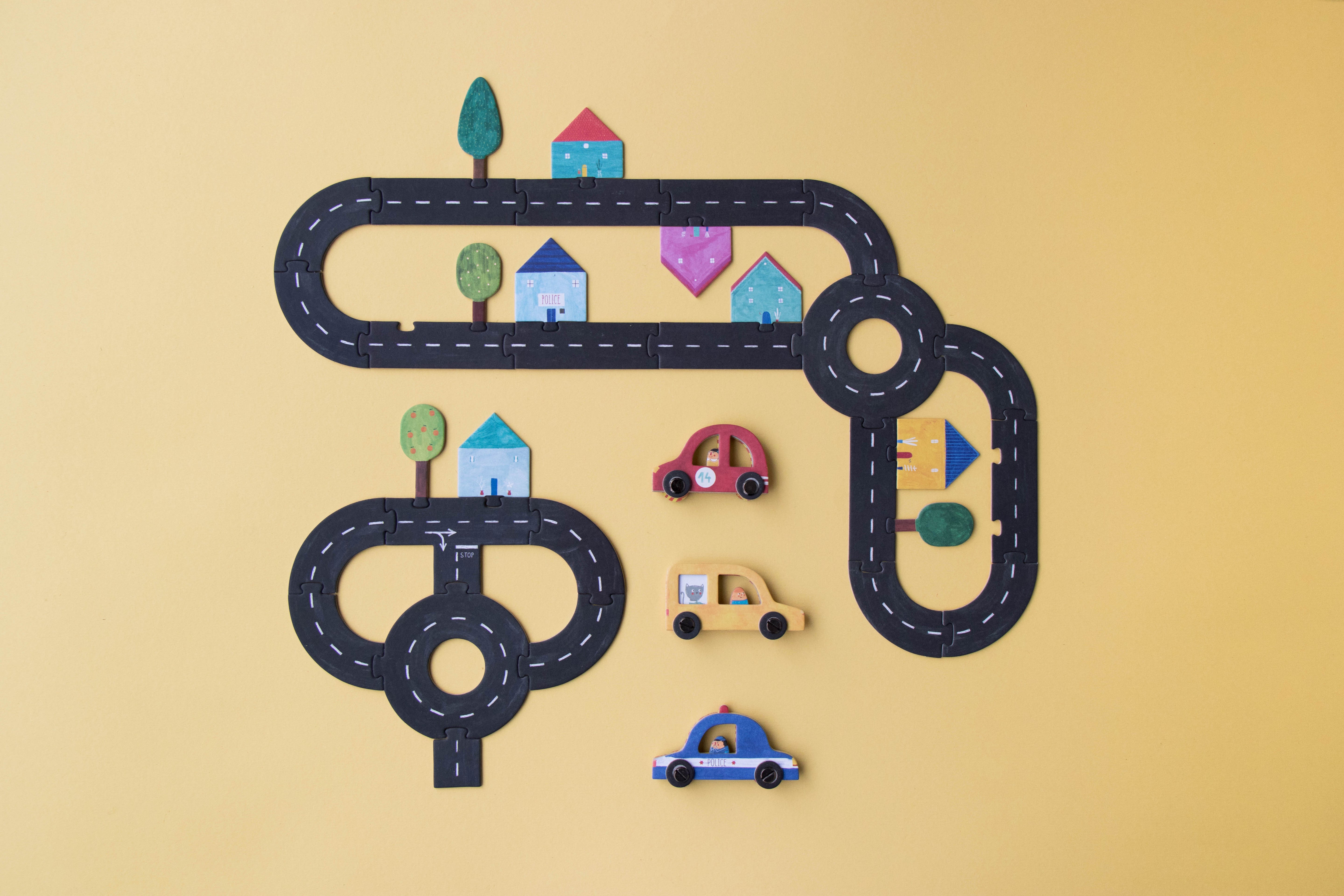 Jeu d’assemblage Roads Londji avec routes en bois, voitures et modèles de circuits pour enfants – Londji Roads assembly game with wooden roads, cars and circuit challenges for kids – Olie & co