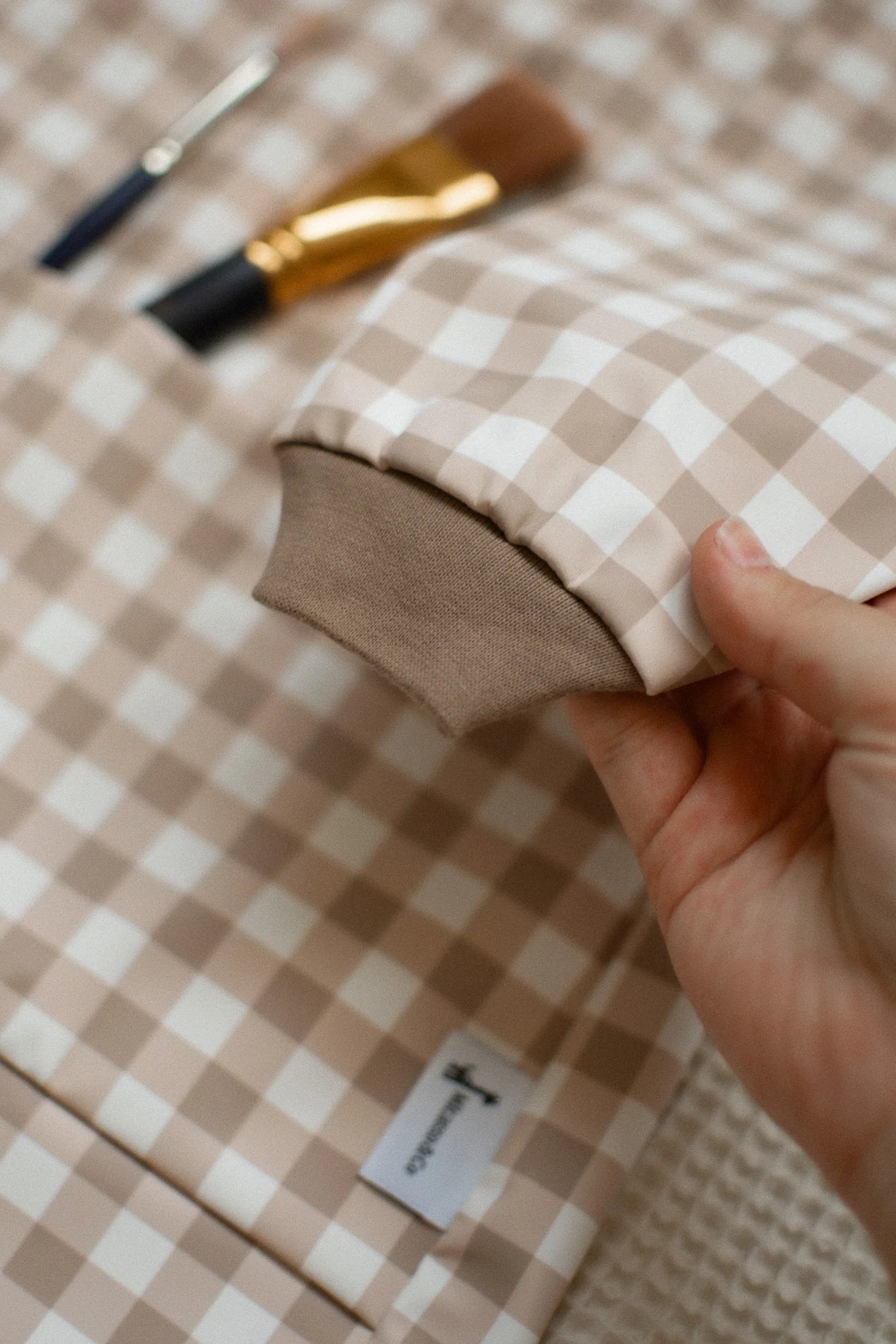 Tablier dâartiste impermĂ©able pour enfants Micasso & Co â design Vichy Caramel, lavable, sĂ©curitaire et pratique, Olie & co - Micasso & Co Waterproof Art Smock â Caramel Gingham kids apron, washable and safe creative wear, Olie & co