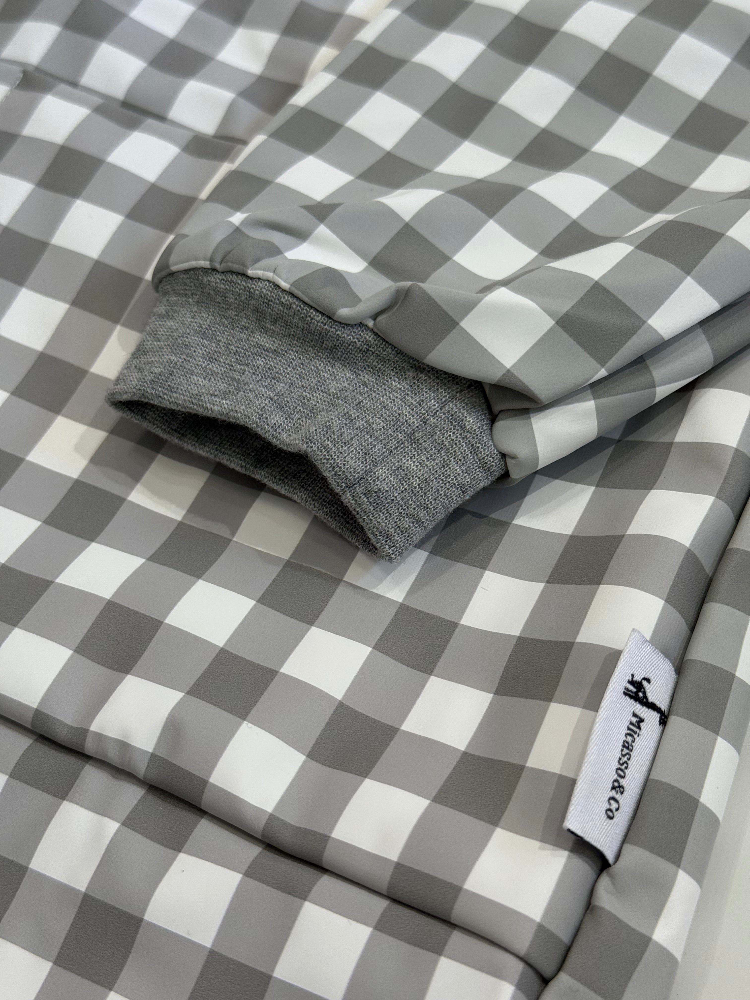 Tablier dâartiste impermĂ©able pour enfants Micasso & Co â design Vichy Sauge lavable, sĂ©curitaire et pratique, Olie & co - Micasso & Co Waterproof Art Apron â SageGingham kids apron, washable and safe creative wear, Olie & co