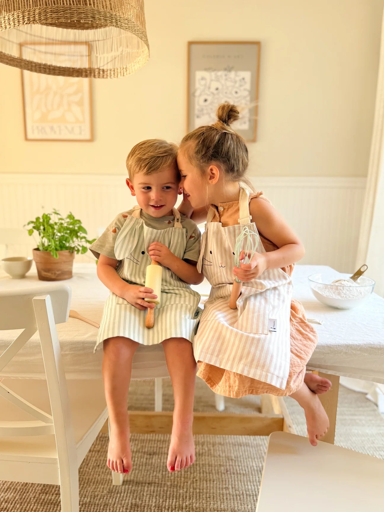 Tablier de cuisine pour enfants Micasso & Co – Petit chef, doux, ajustable et lavable, Olie & co - Kids cooking apron – Little Chef, soft, adjustable and washable, Olie & co