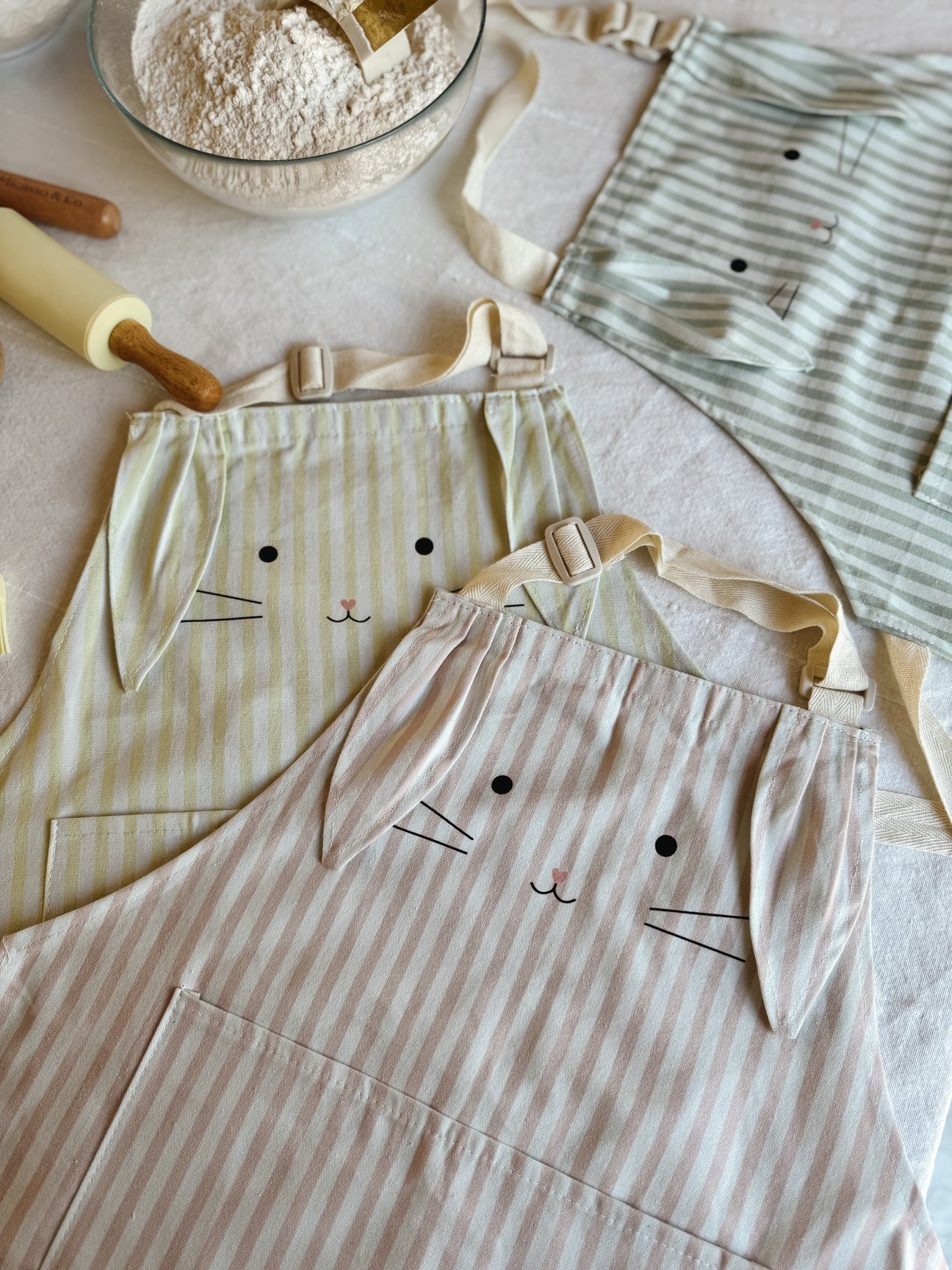 Tablier de cuisine pour enfants Micasso & Co – Petit chef, doux, ajustable et lavable, Olie & co - Kids cooking apron – Little Chef, soft, adjustable and washable, Olie & co