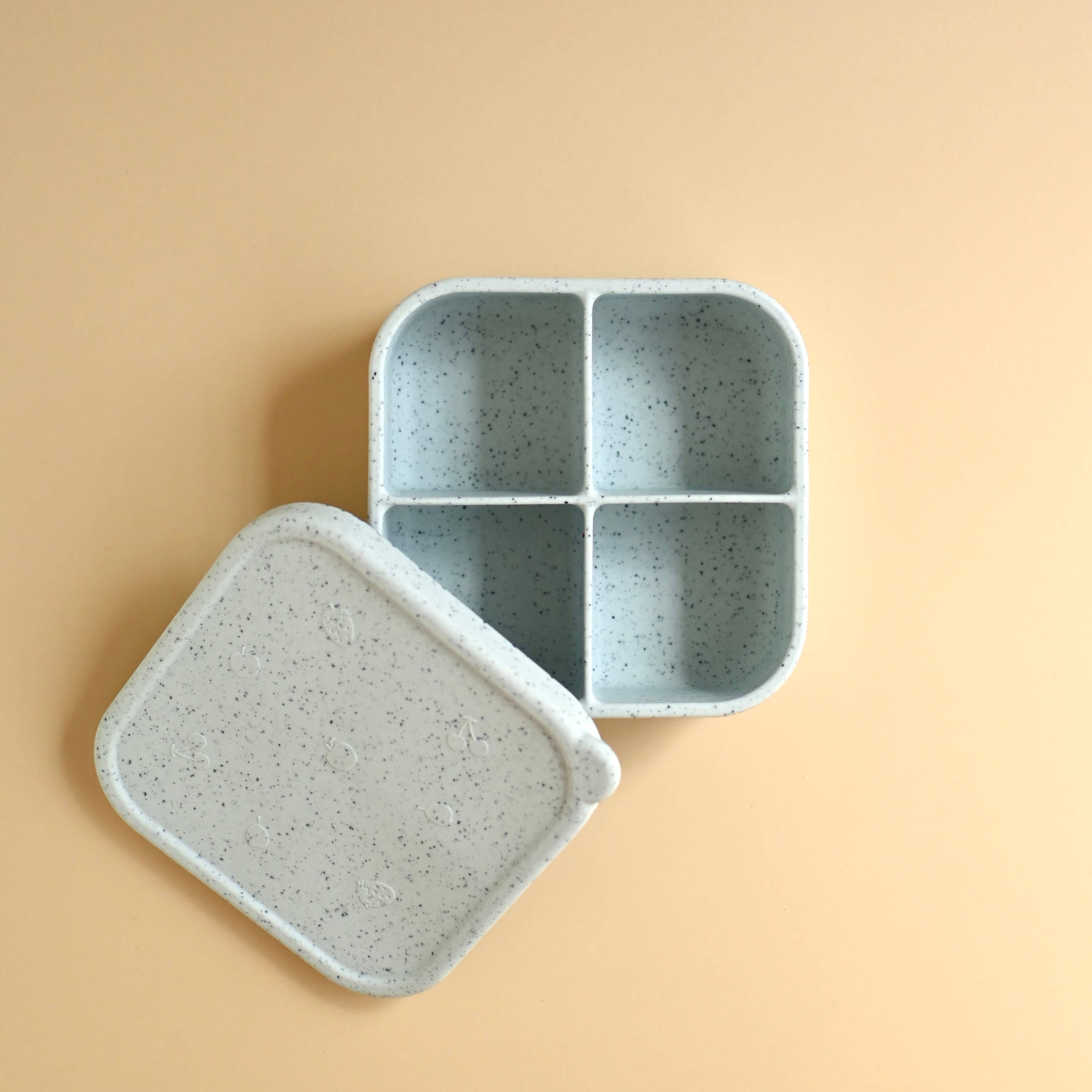 Boîte à collations Minika en silicone alimentaire avec couvercle hermétique et divisions – lunch enfant – Olie & co - Minika silicone snack box with airtight lid and divided compartments – baby lunch container