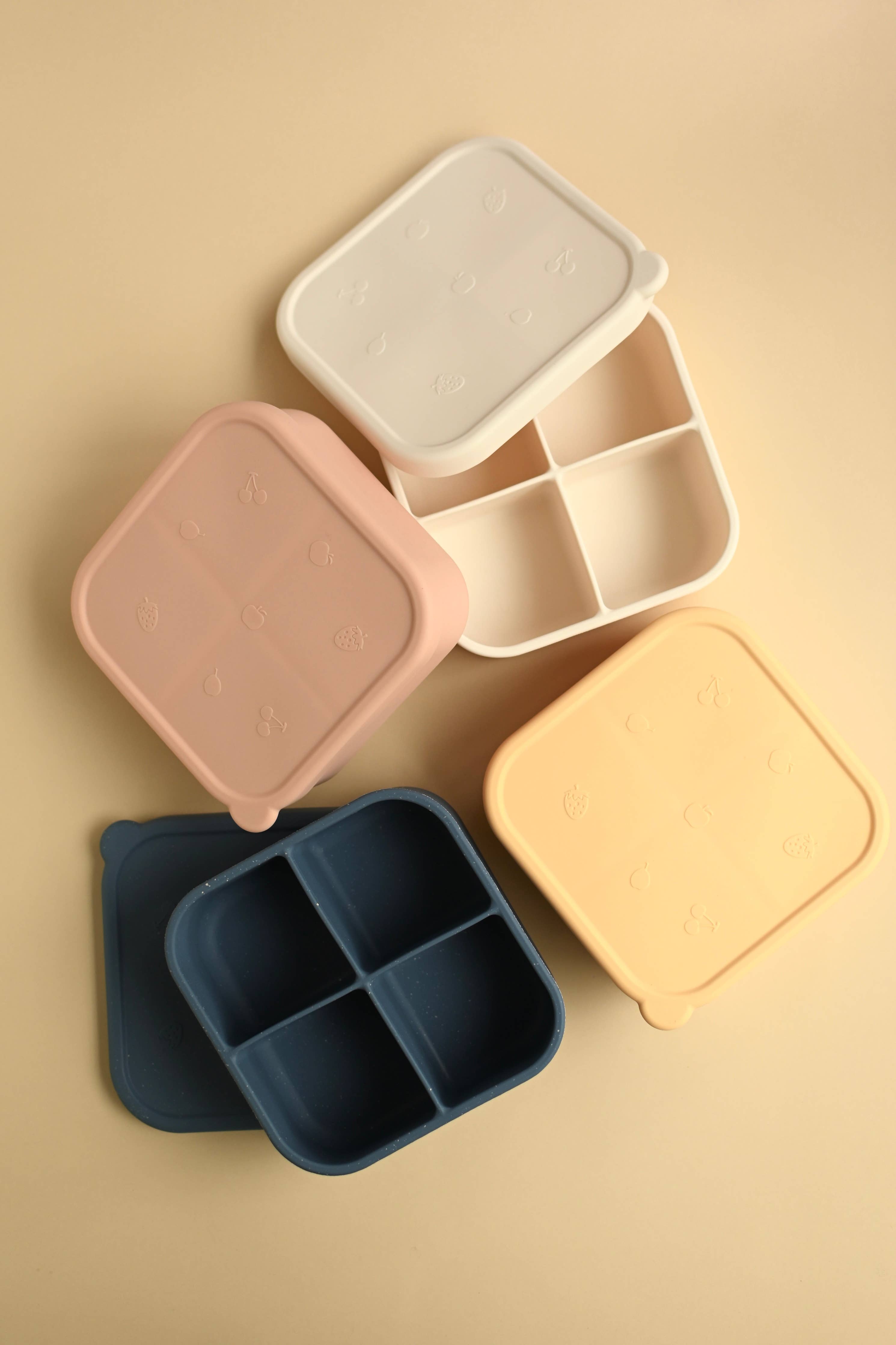 Boîte à collations Minika en silicone alimentaire avec couvercle hermétique et divisions – lunch enfant – Olie & co - Minika silicone snack box with airtight lid and divided compartments – baby lunch container