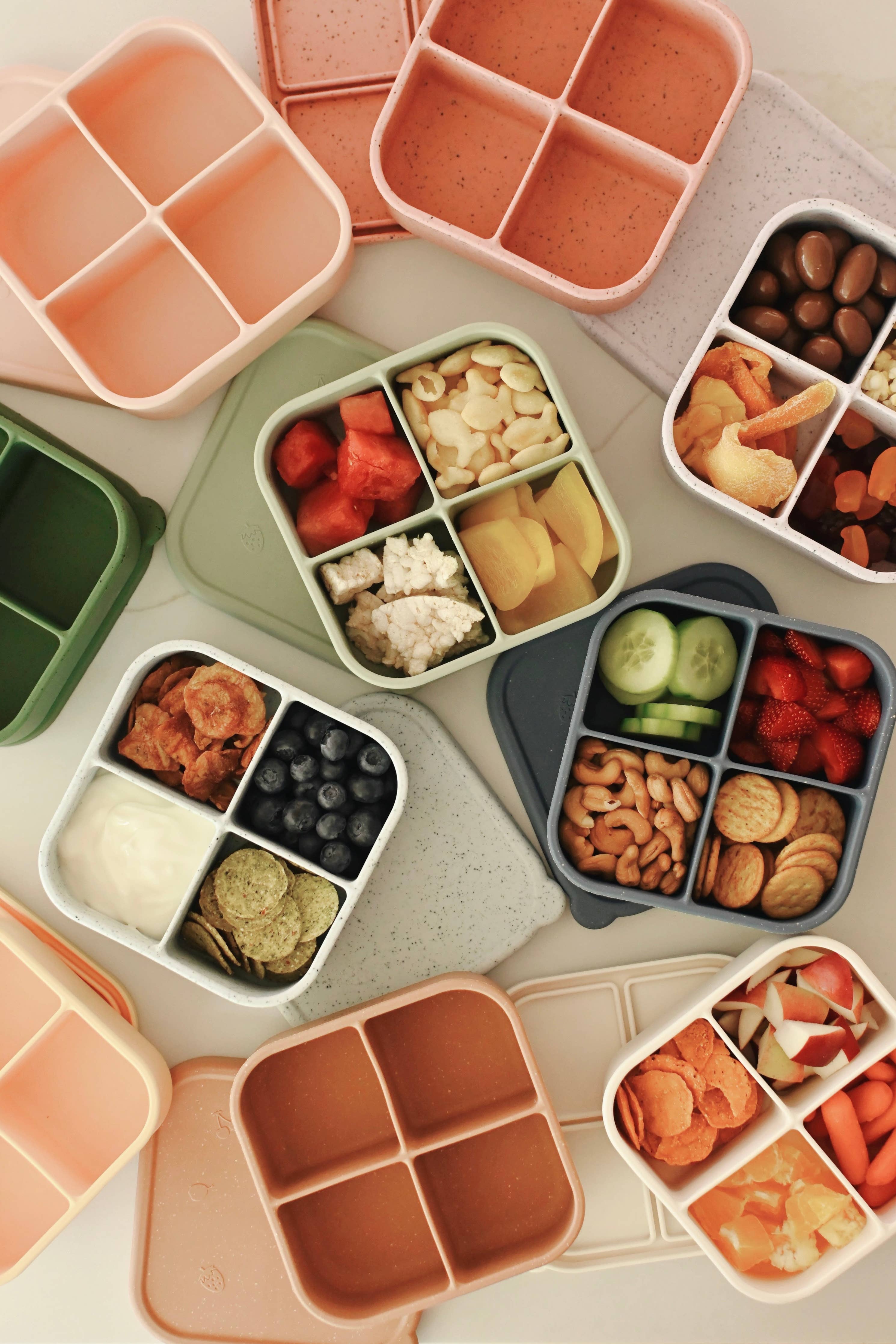 Boîte à collations Minika en silicone alimentaire avec couvercle hermétique et divisions – lunch enfant – Olie & co - Minika silicone snack box with airtight lid and divided compartments – baby lunch container