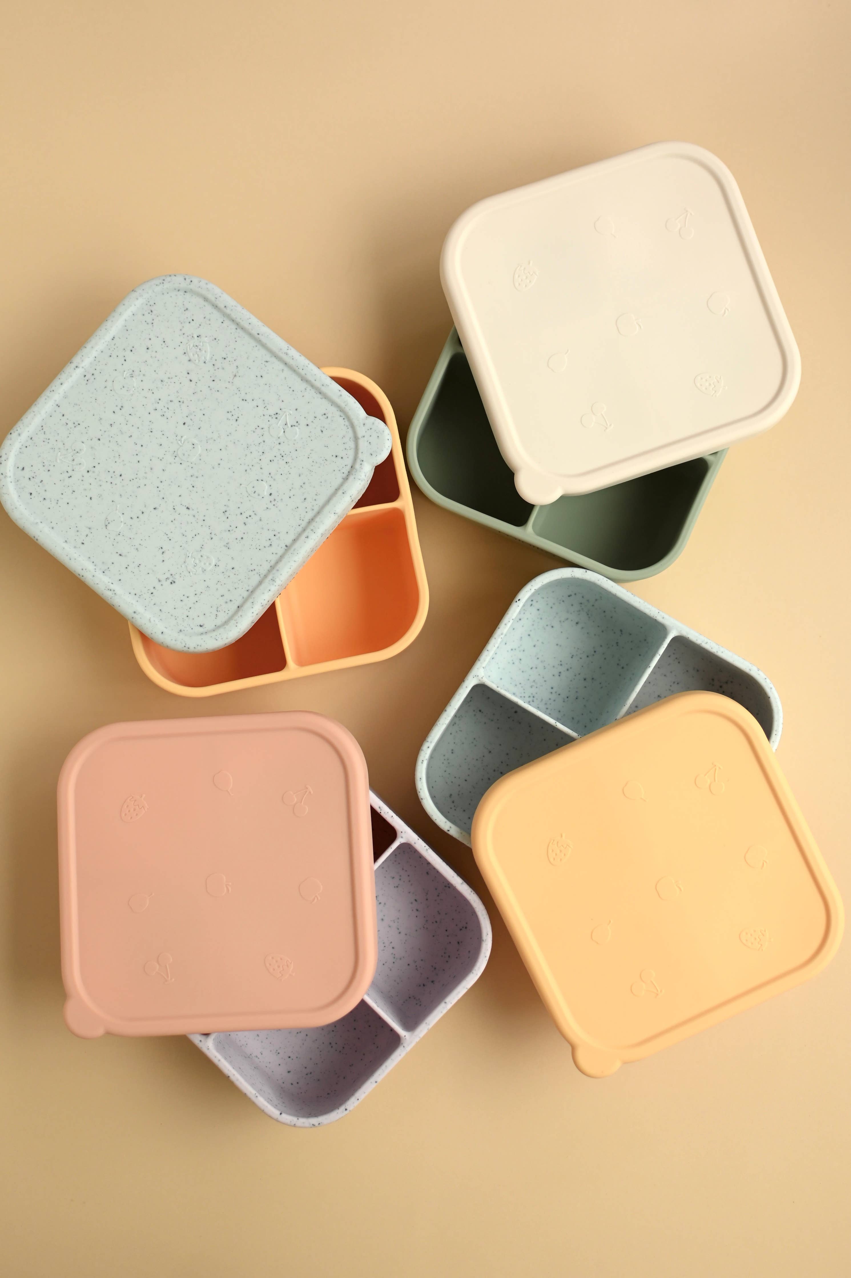 Boîte à collations Minika en silicone alimentaire avec couvercle hermétique et divisions – lunch enfant – Olie & co - Minika silicone snack box with airtight lid and divided compartments – baby lunch container