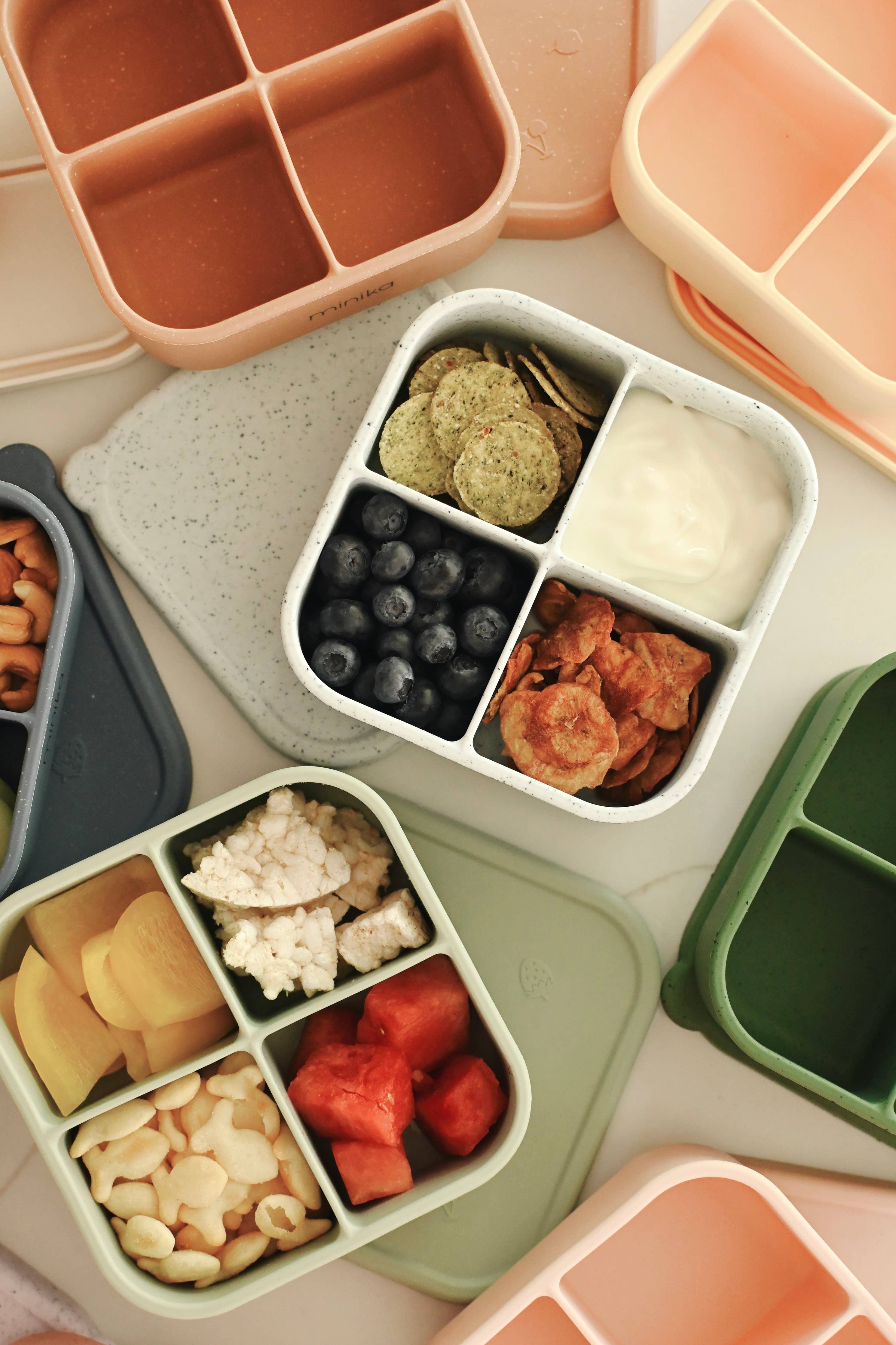 Boîte à collations Minika en silicone alimentaire avec couvercle hermétique et divisions – lunch enfant – Olie & co - Minika silicone snack box with airtight lid and divided compartments – baby lunch container