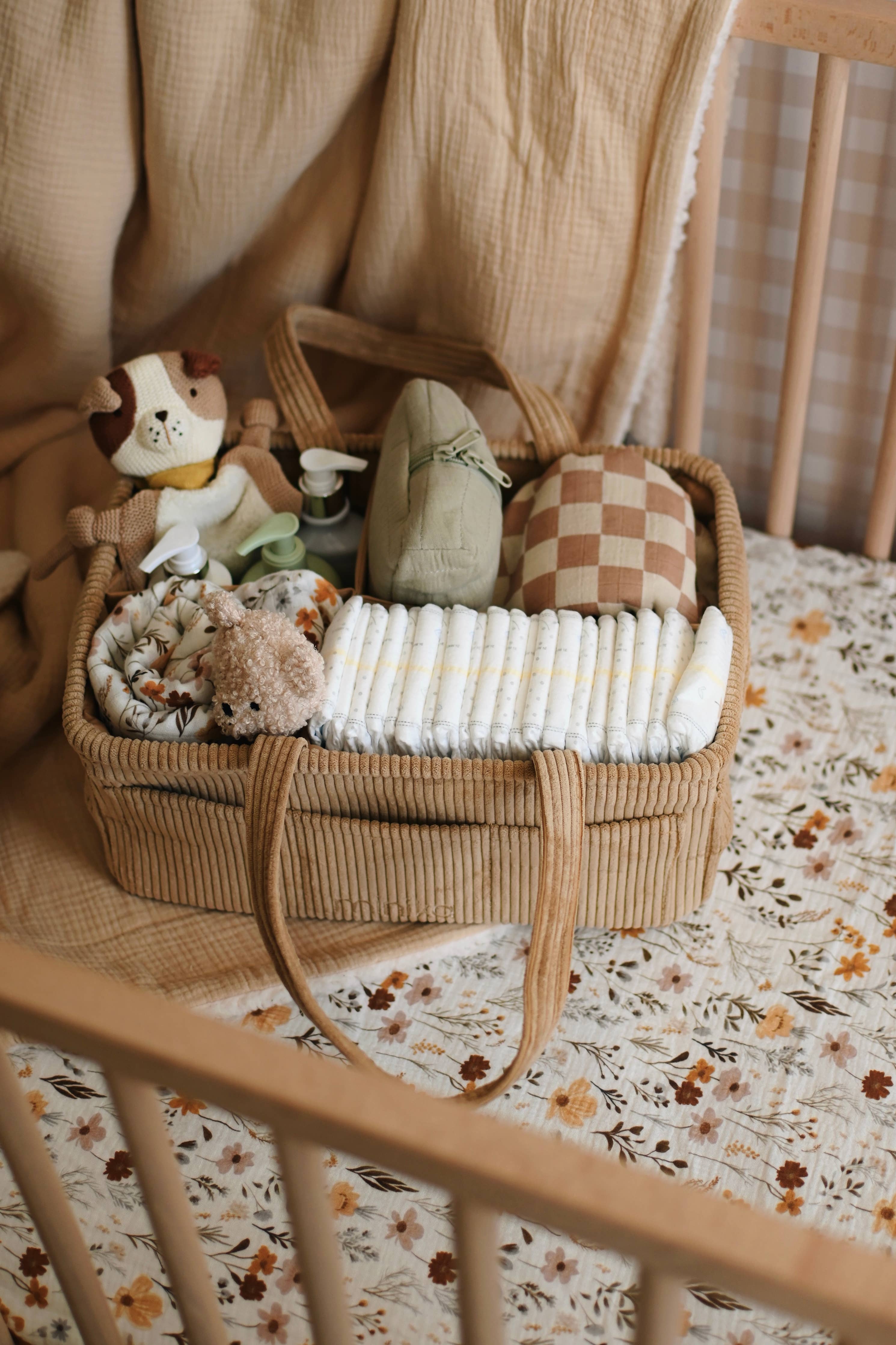 Panier à couches amande Minika – organisateur bébé en velours côtelé, rangement chambre, Olie & co - Minika almond corduroy diaper caddy – baby essentials organizer, Olie & co