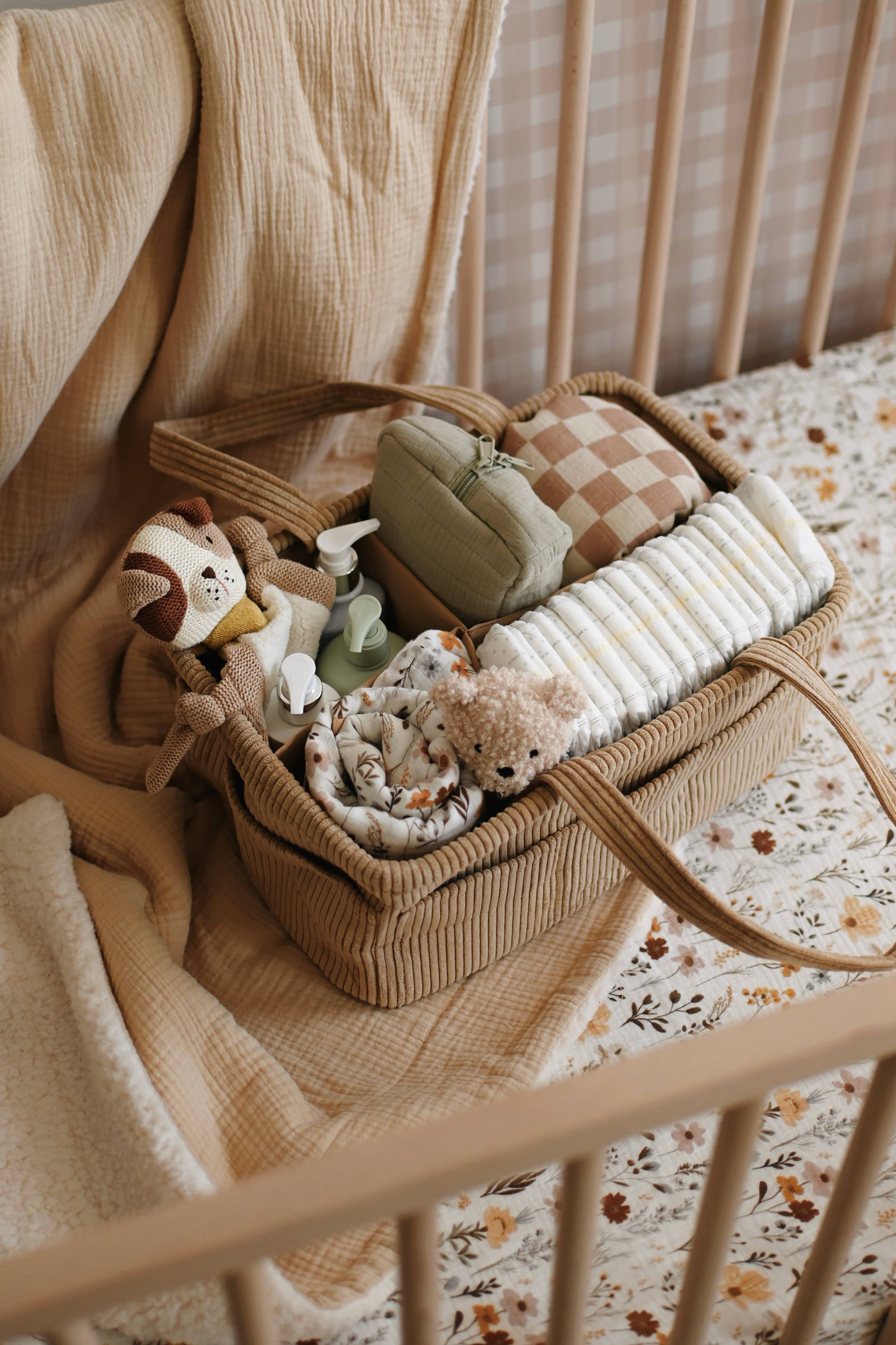 Panier à couches amande Minika – organisateur bébé en velours côtelé, rangement chambre, Olie & co - Minika almond corduroy diaper caddy – baby essentials organizer, Olie & co
