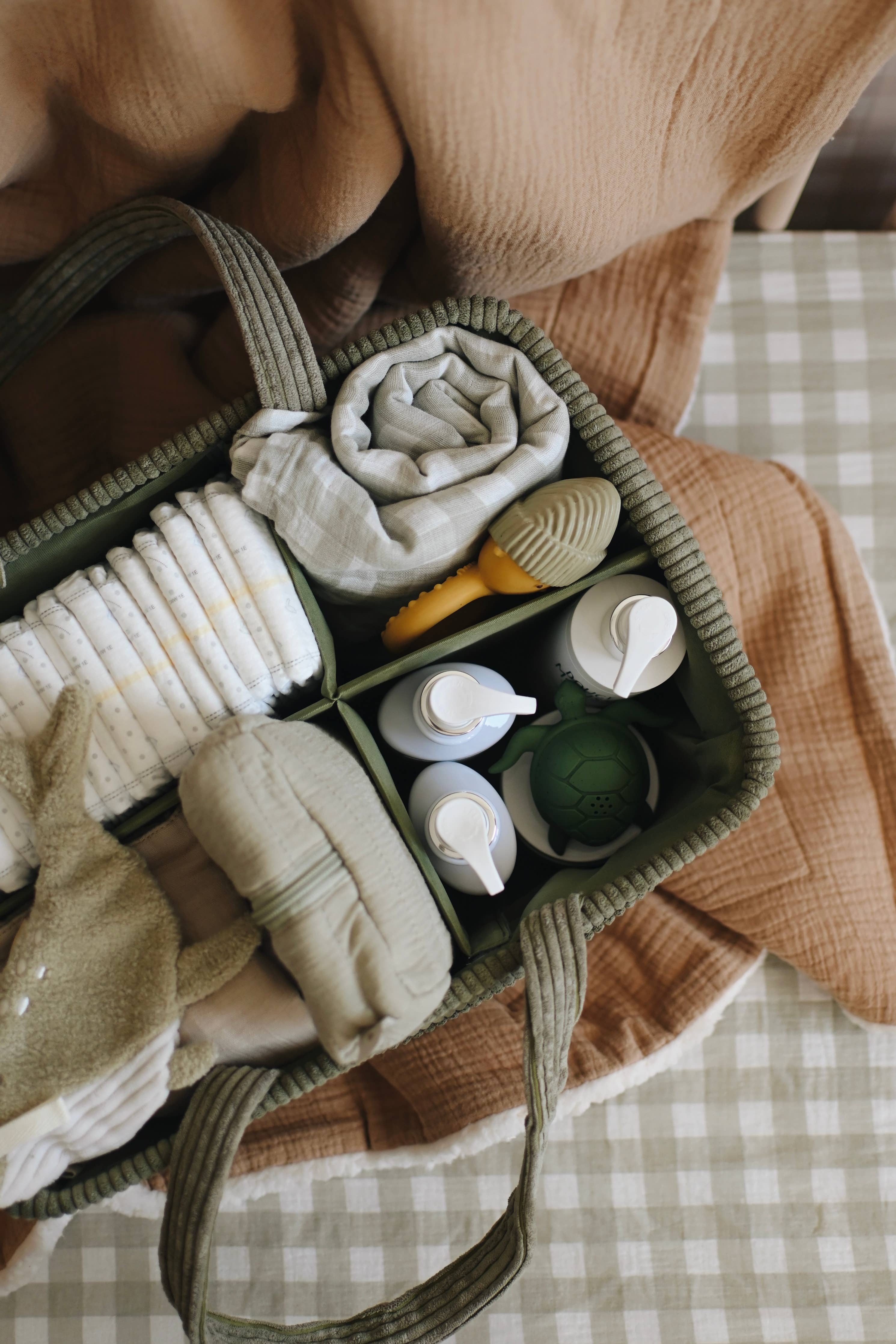 Panier à couches sauge Minika – organisateur en velours côtelé, rangement bébé, Olie & co - Minika sage corduroy diaper caddy – baby nursery organizer, Olie & co