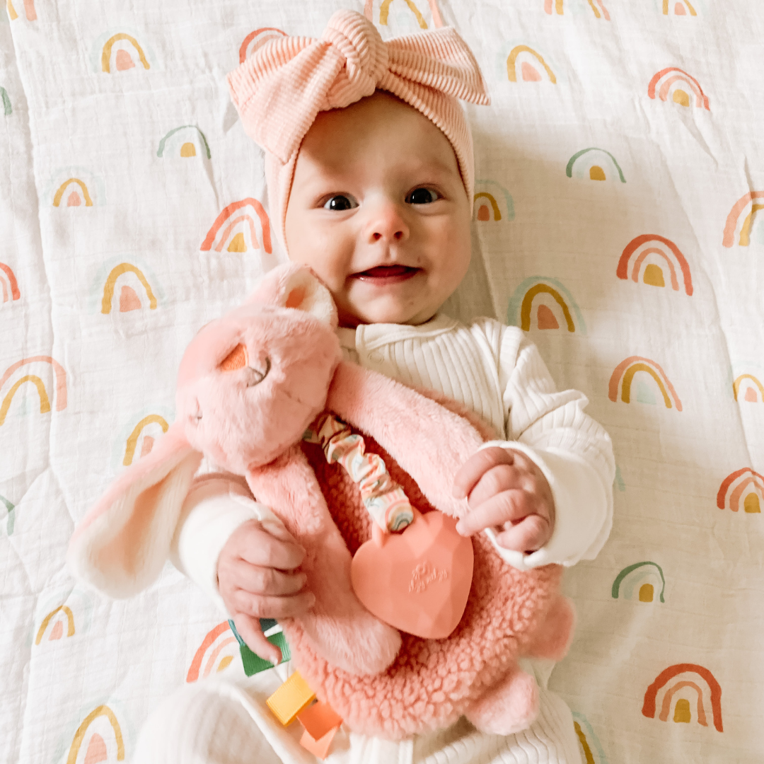 Peluche avec jouet de dentition | Itzy Friends Lovey™ Théo l'Ours