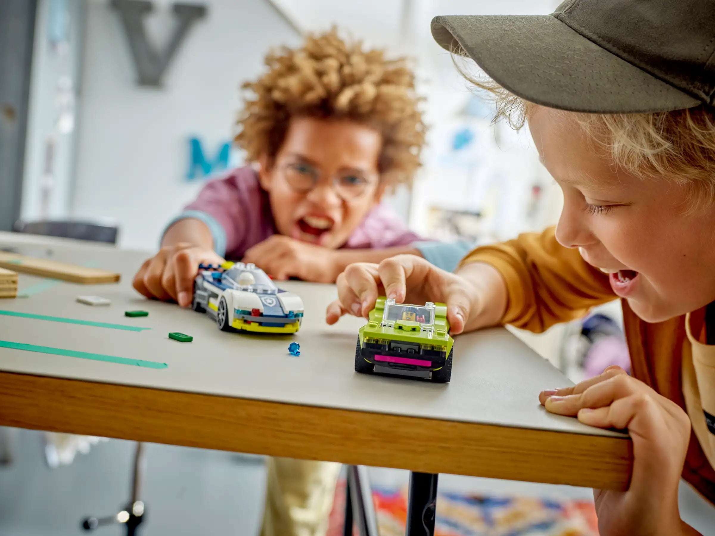 LEGO® city | La poursuite entre la voiture de police et la voiture puissante