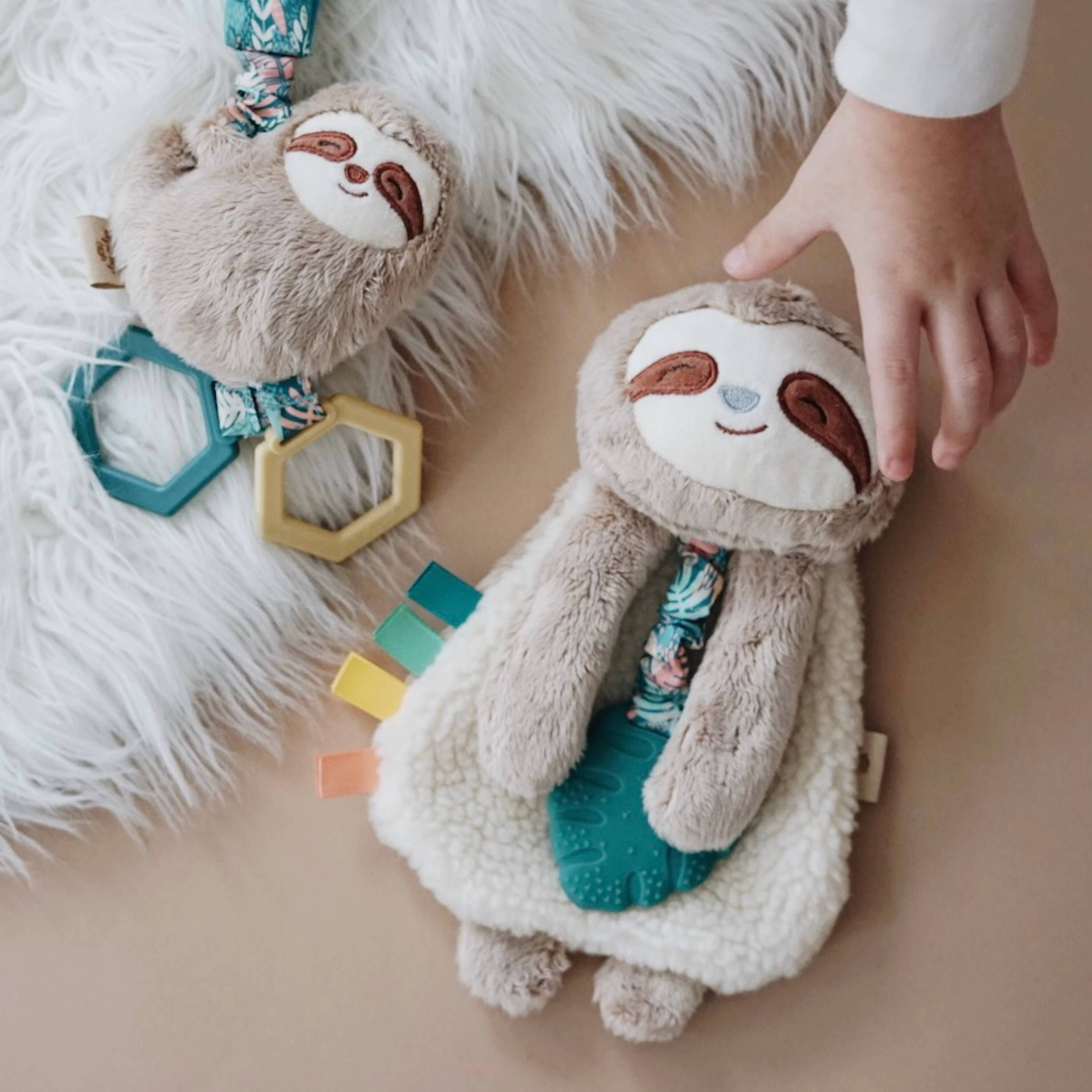 Peluche avec jouet de dentition | Itzy Friends Lovey™ Théo l'Ours