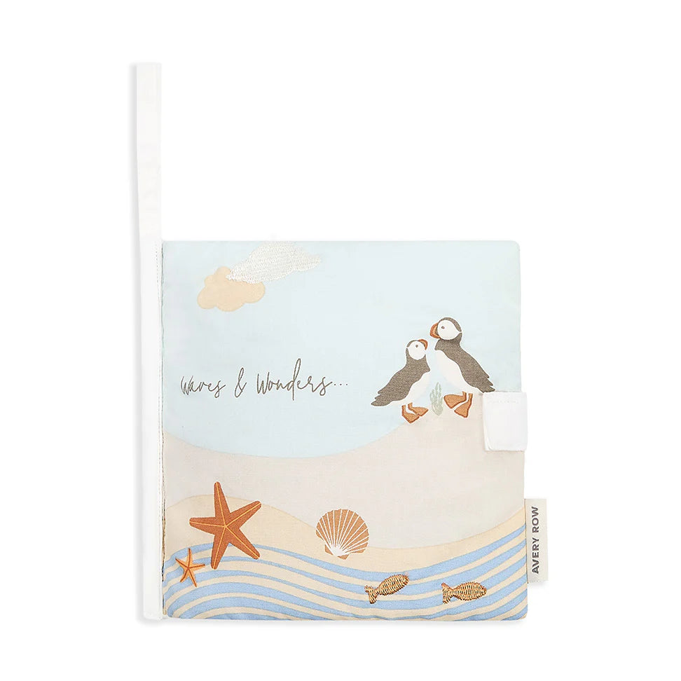 Livre sensoriel bébé Avery Row Waves & Wonders en tissu avec illustrations marines et éléments interactifs - Avery Row Waves and Wonders baby sensory fabric book with sea-themed pages and interactive textures