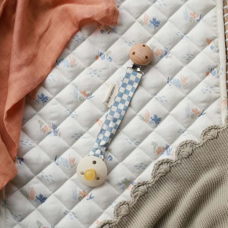 Attache suce Avery Row carreaux bleu Waves avec clip bois et anneau silicone - Avery Row Waves blue check pacifier clip with wooden clip and silicone ring