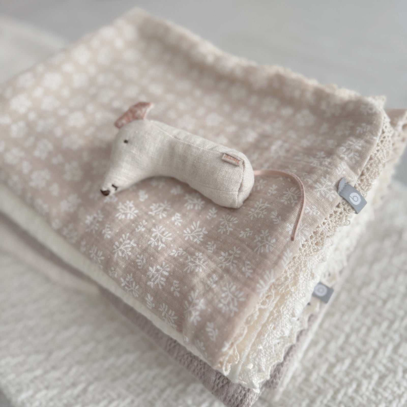 Doudou mousseline en coton | Beige & dentelle