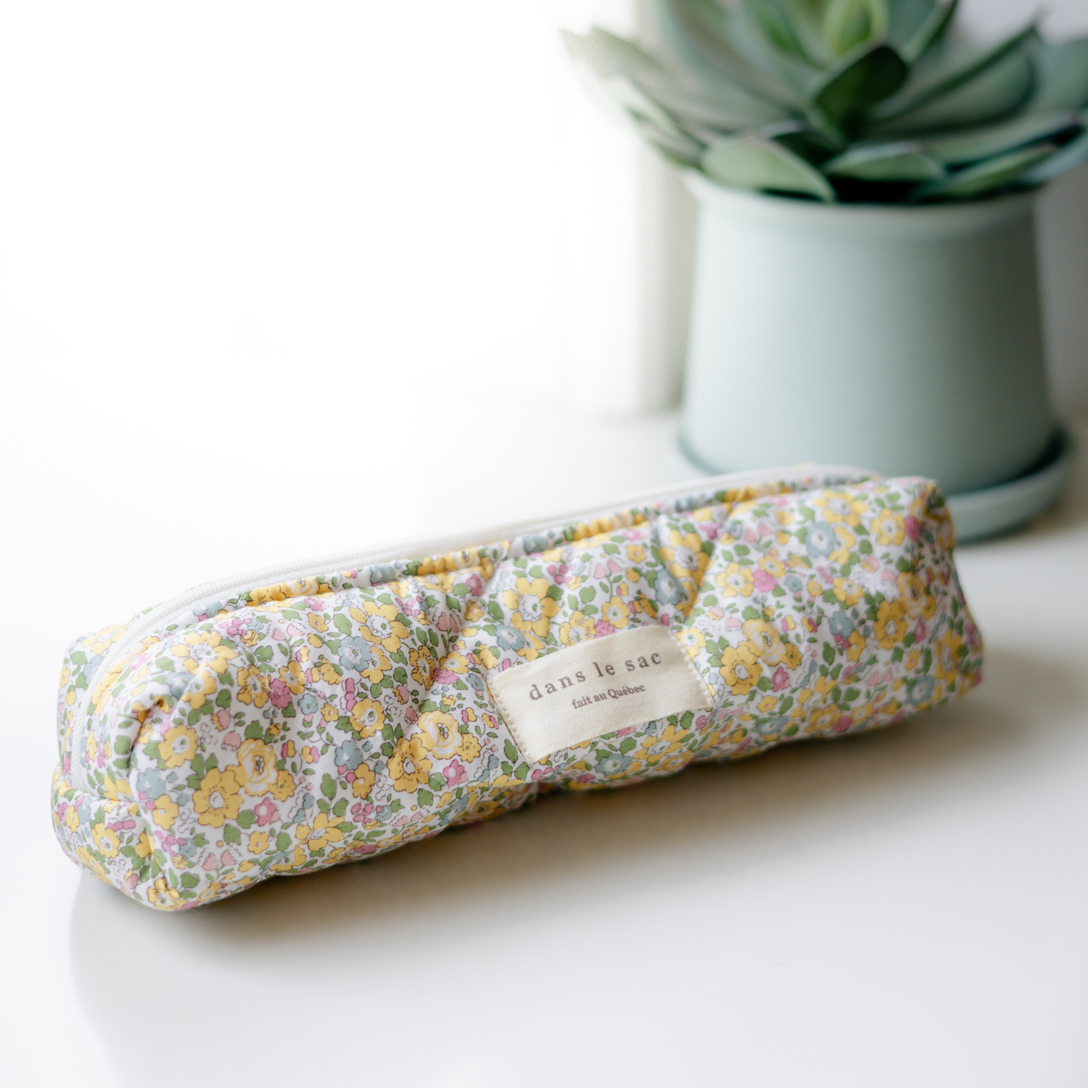 Étui à crayons mimosa Dans le sac Liberty London avec crayons et essentiels – Dans le sac Liberty London floral pencil case with everyday items – Olie & co