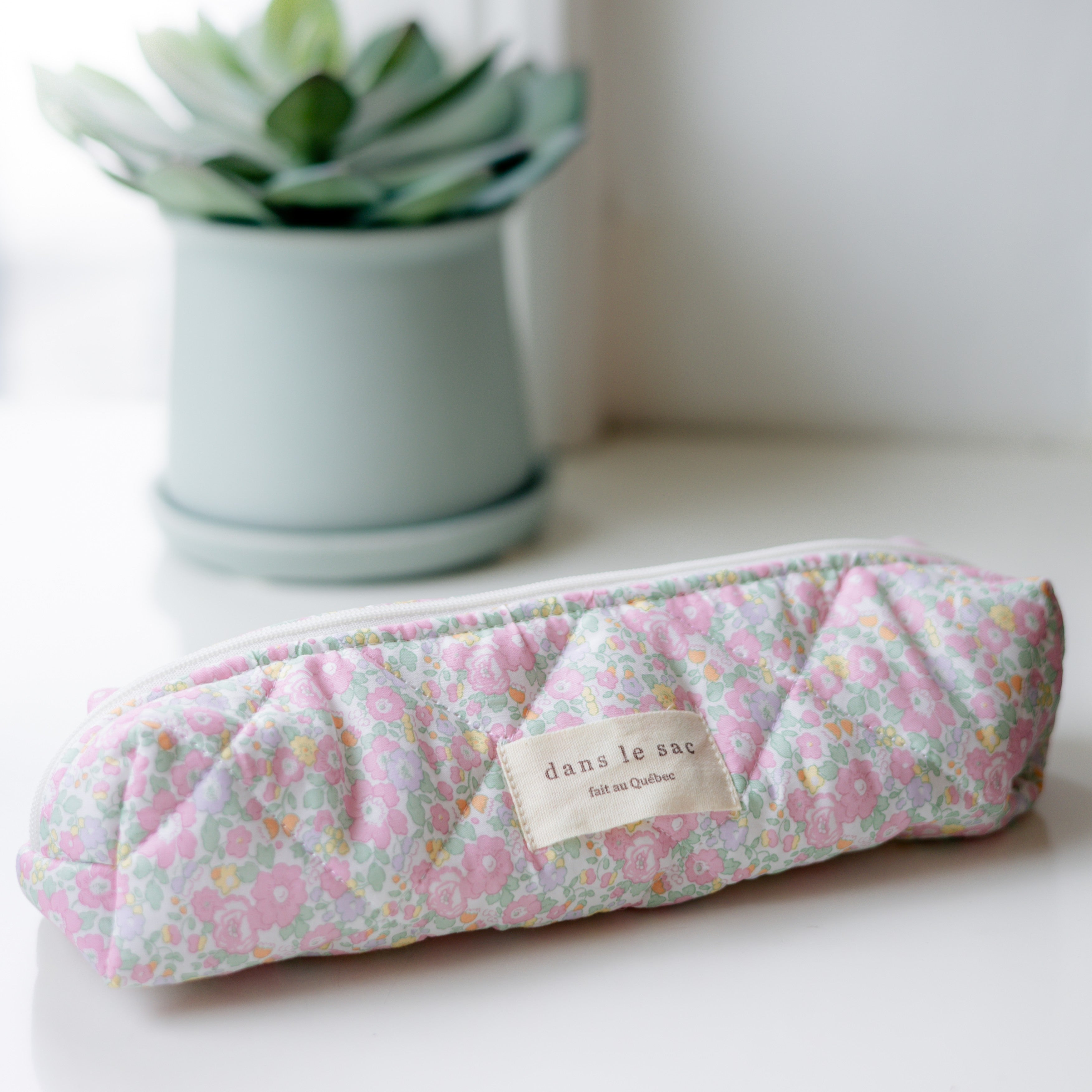 Étui à crayons Pétale Dans le sac Liberty London avec crayons et essentiels – Dans le sac Liberty London Petal pencil case with everyday items – Olie & co