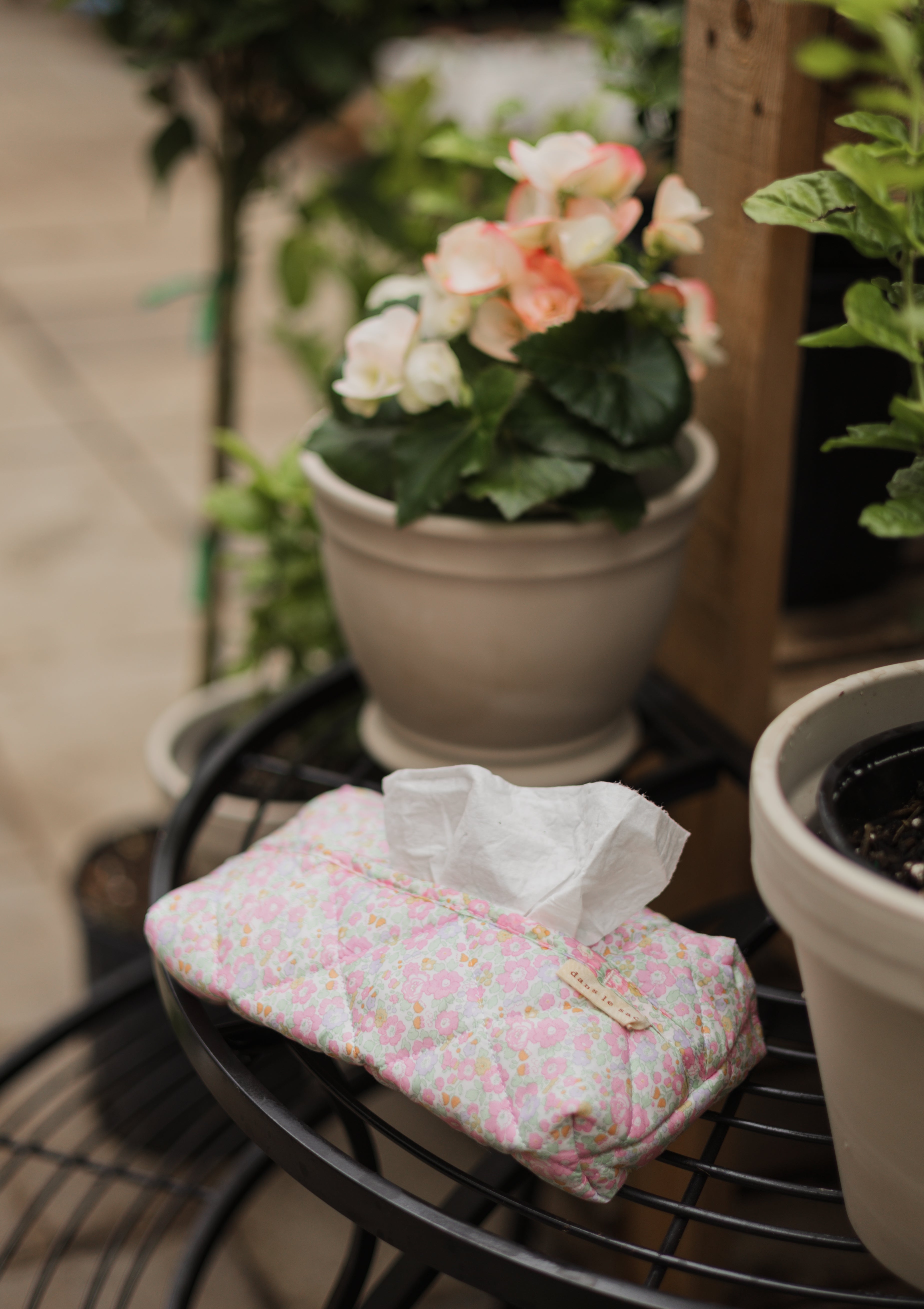 Étui à lingettes fleuri pétale  Dans le sac Liberty London avec paquet de lingettes – Dans le sac floral wipes pouch Liberty London with wipes – Olie & co