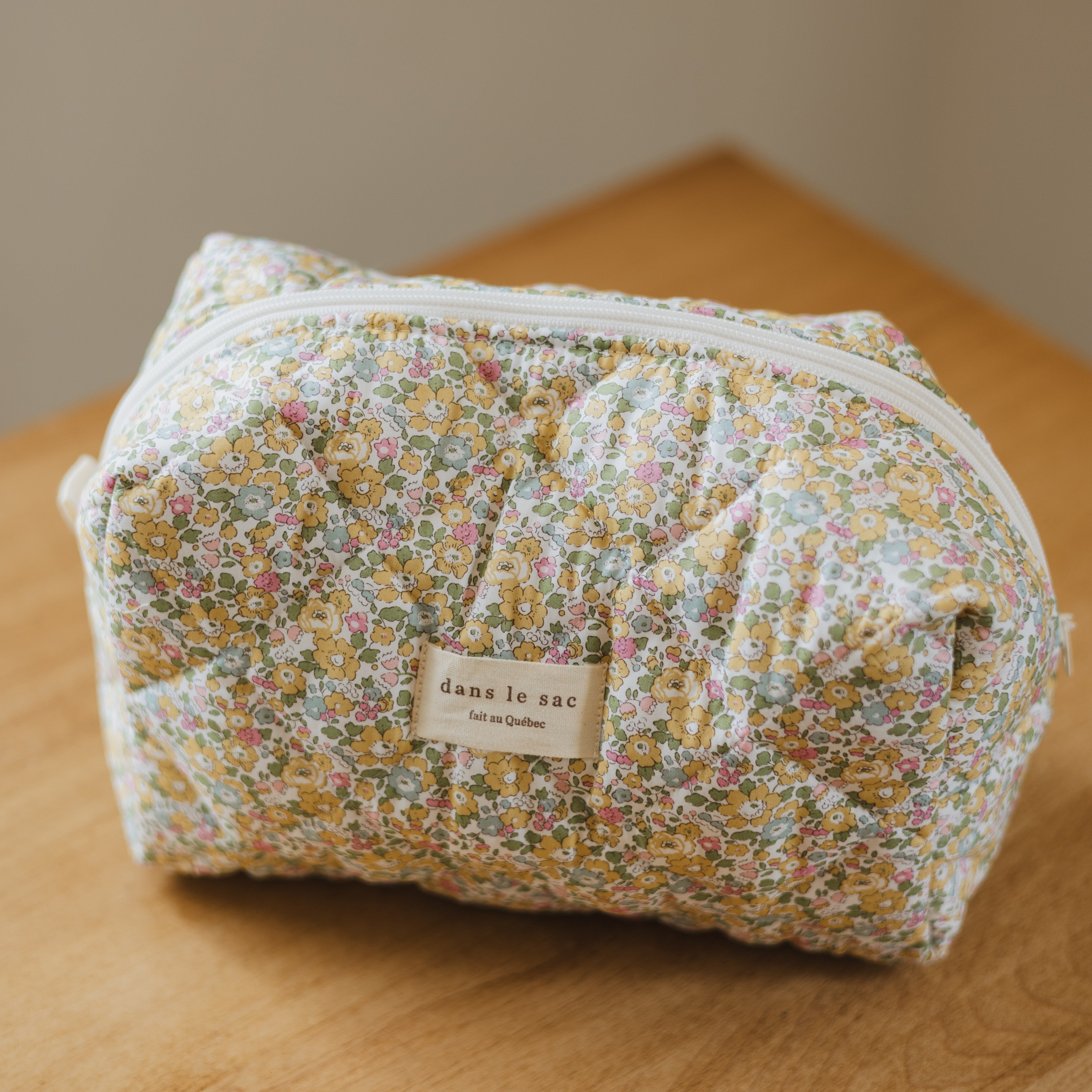 Grande pochette fleurie matelassée Mimosa Dans le sac Liberty London avec essentiels – Dans le sac floral quilted pouch Liberty London with essentials – Olie & co