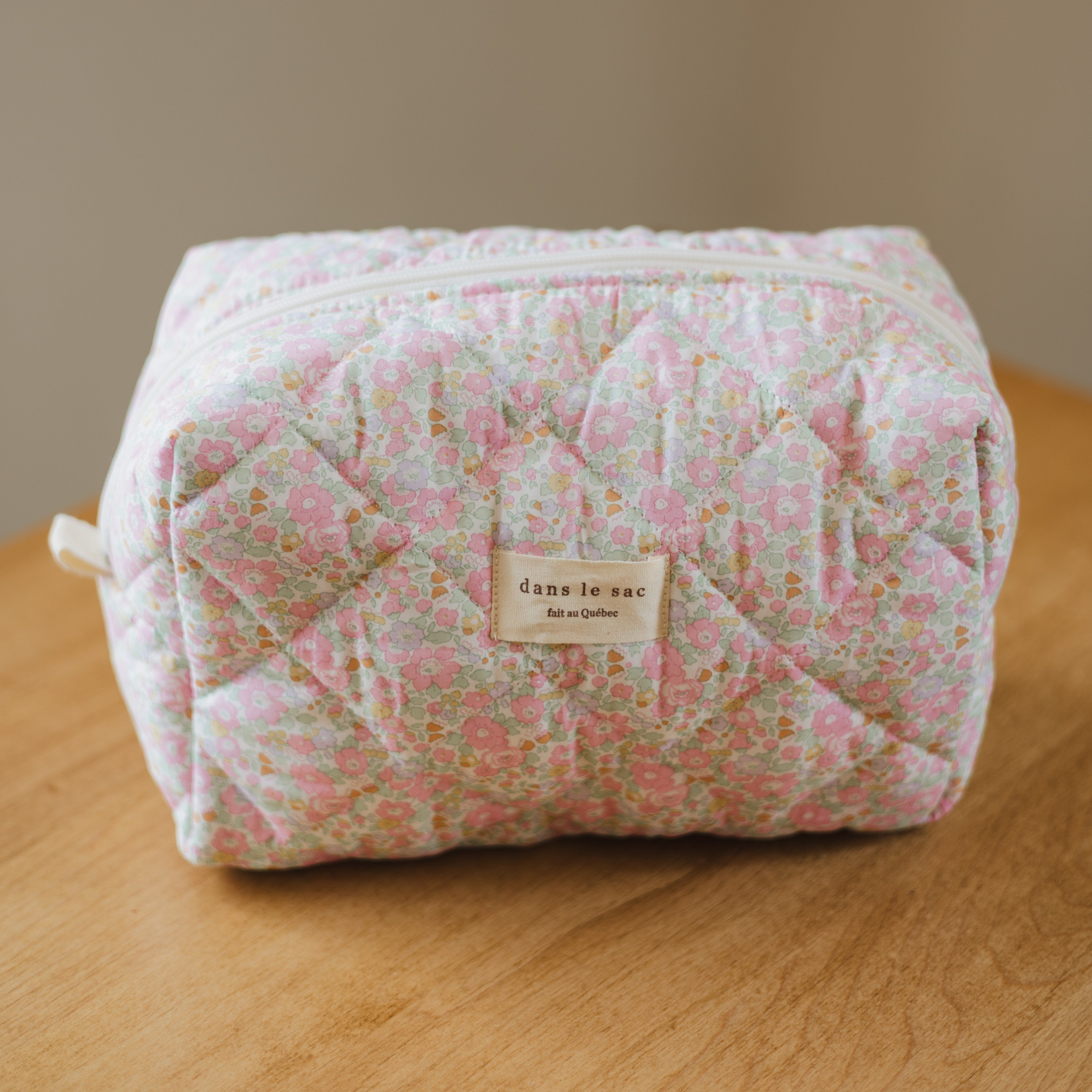 Grande pochette fleurie matelassée Dans le sac Liberty London avec essentiels – Dans le sac floral - quilted pouch Liberty London with essentials – Olie & co