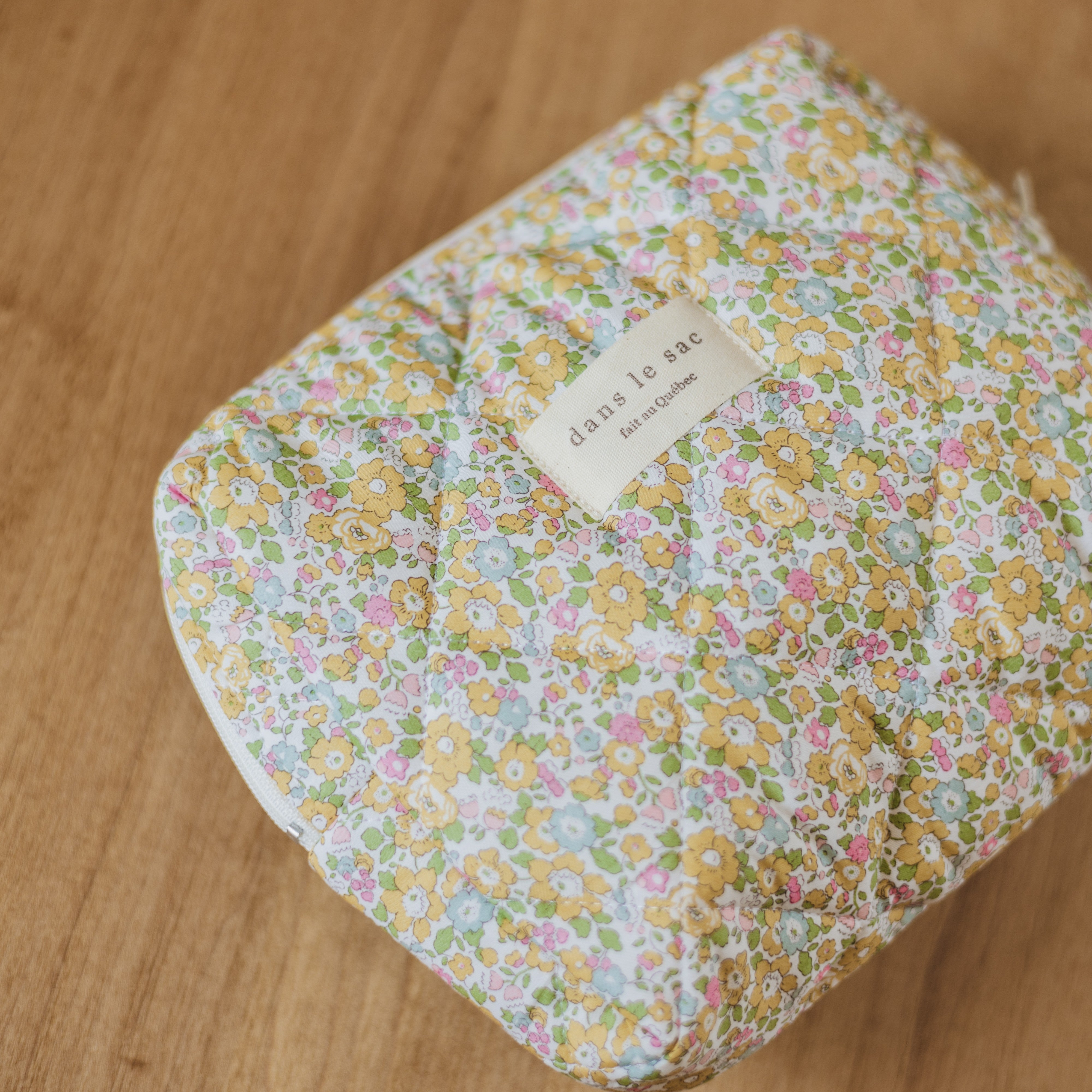 Pochette matelassée fleurie mimosa Dans le sac Liberty London avec essentiels – Dans le sac floral quilted pouch Liberty London with essentials – Olie & co
