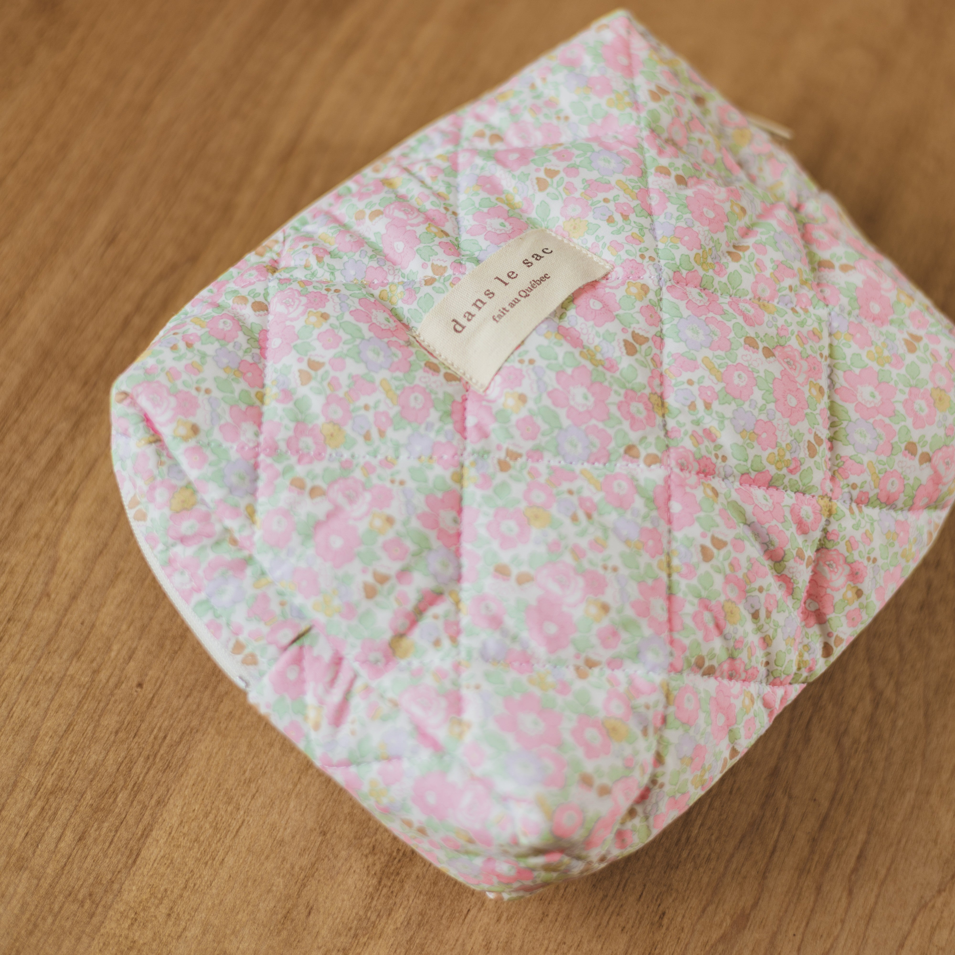 Pochette matelassée fleurie Dans le sac Liberty London avec essentiels – Dans le sac floral quilted pouch Liberty London with essentials – Olie & co