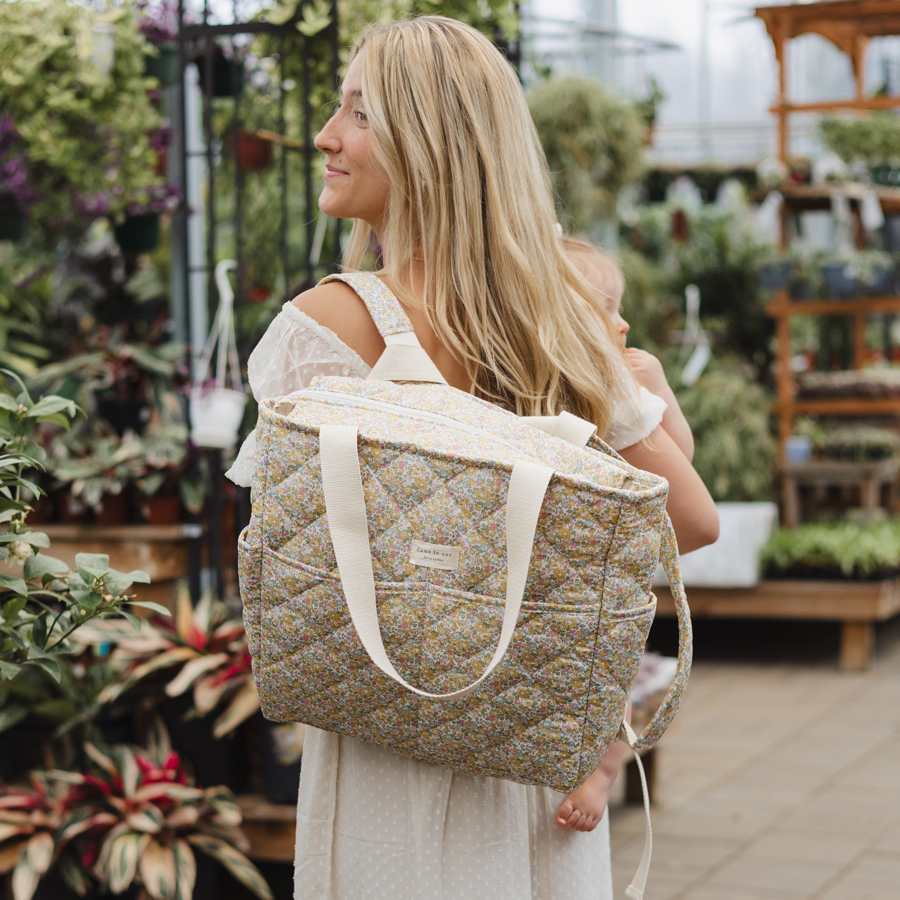 Sac à dos convertible Dans le sac Liberty London porté au quotidien – Dans le sac convertible backpack Liberty London in daily use – Olie & co