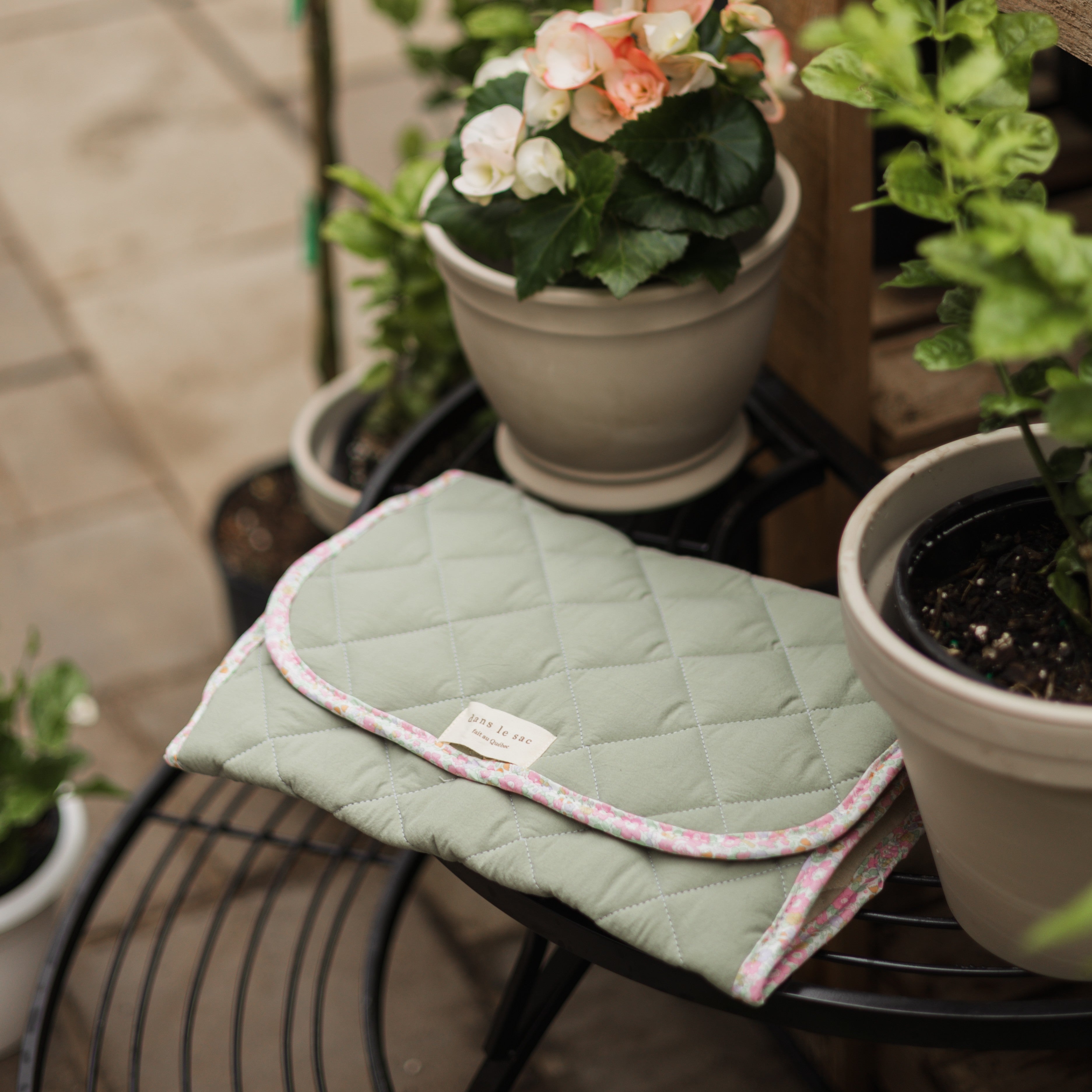 Tapis de change Dans le sac Liberty London plié et ouvert pour bébé – Dans le sac Liberty London changing mat folded and open – Olie & co