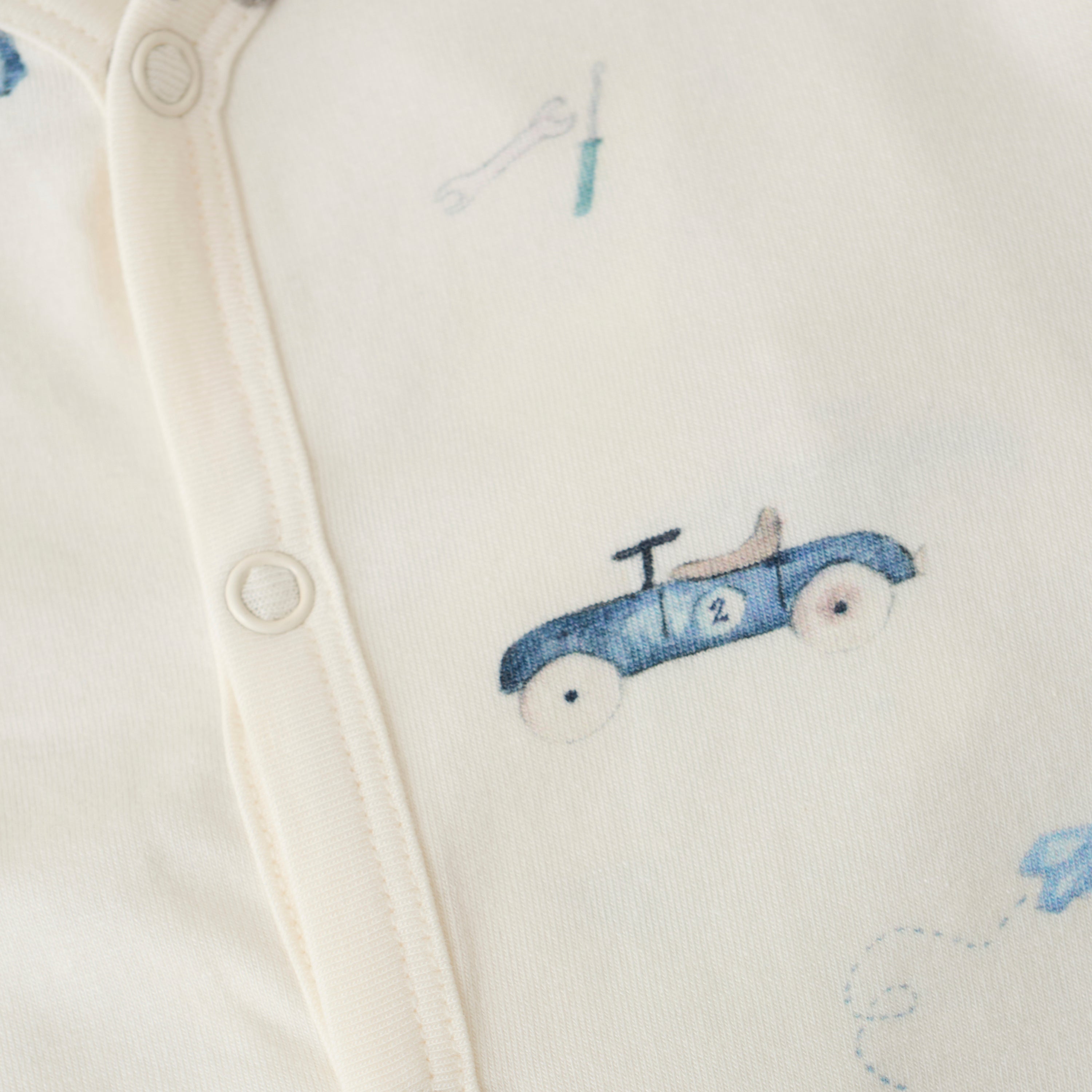 Barboteuse Tencel Voitures vintage sur fond crème Fixoni – douce, respirante et confortable, imprimé rétro, Olie & co