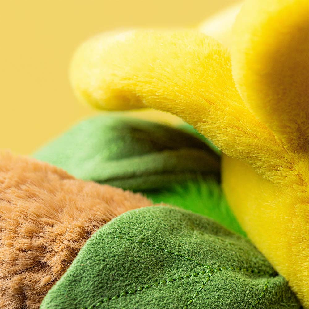 Peluche Jellycat Bartholomew en jonquille sur fond clair detail de fleur – Jellycat Bartholomew Bear in daffodil outfit flower detail – Olie & co