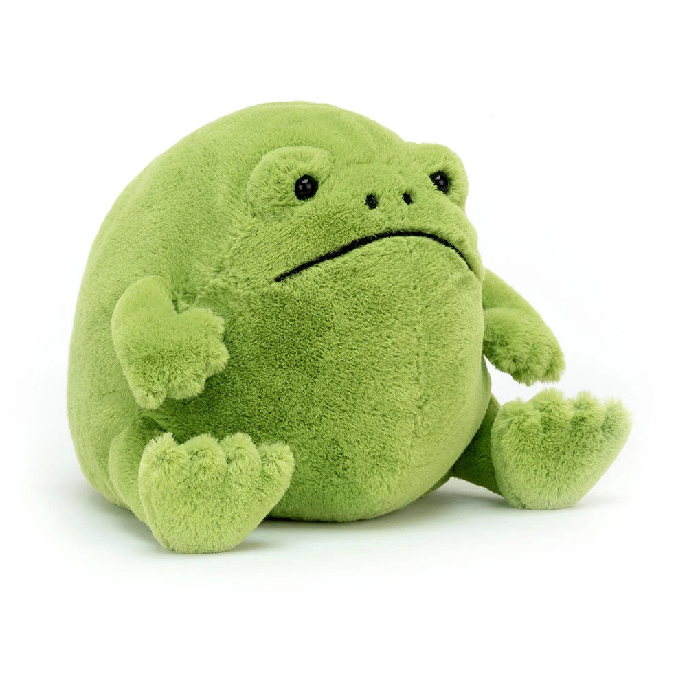 Peluche grenouille Ricky Rain Frog Jellycat verte avec silhouette ronde et célèbre petite moue grognonne | Green Jellycat Ricky Rain Frog plush with a round shape and signature grumpy expression.