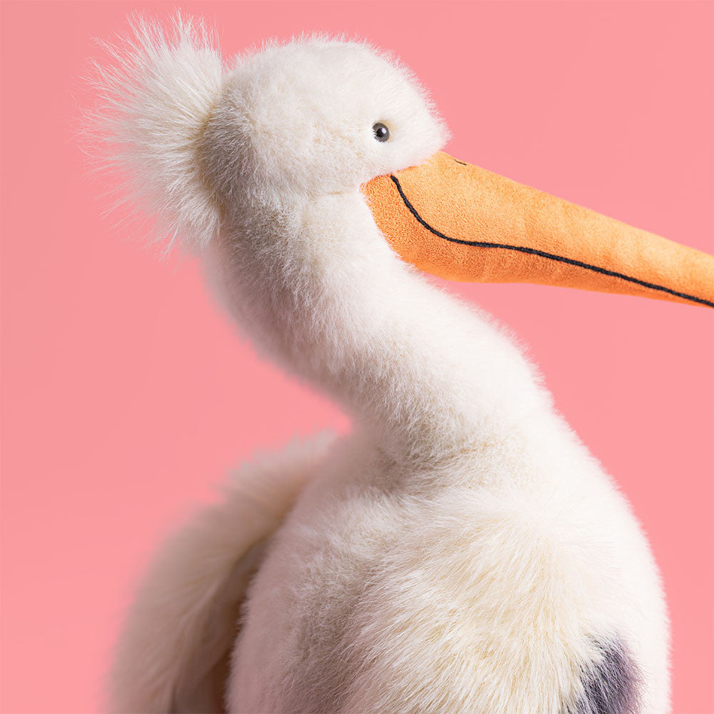 Peluche Jellycat Keli le pélican avec long bec, grandes ailes souples et pattes orange – Jellycat Keli Pelican plush with long beak, soft wings and orange feet – Olie & co