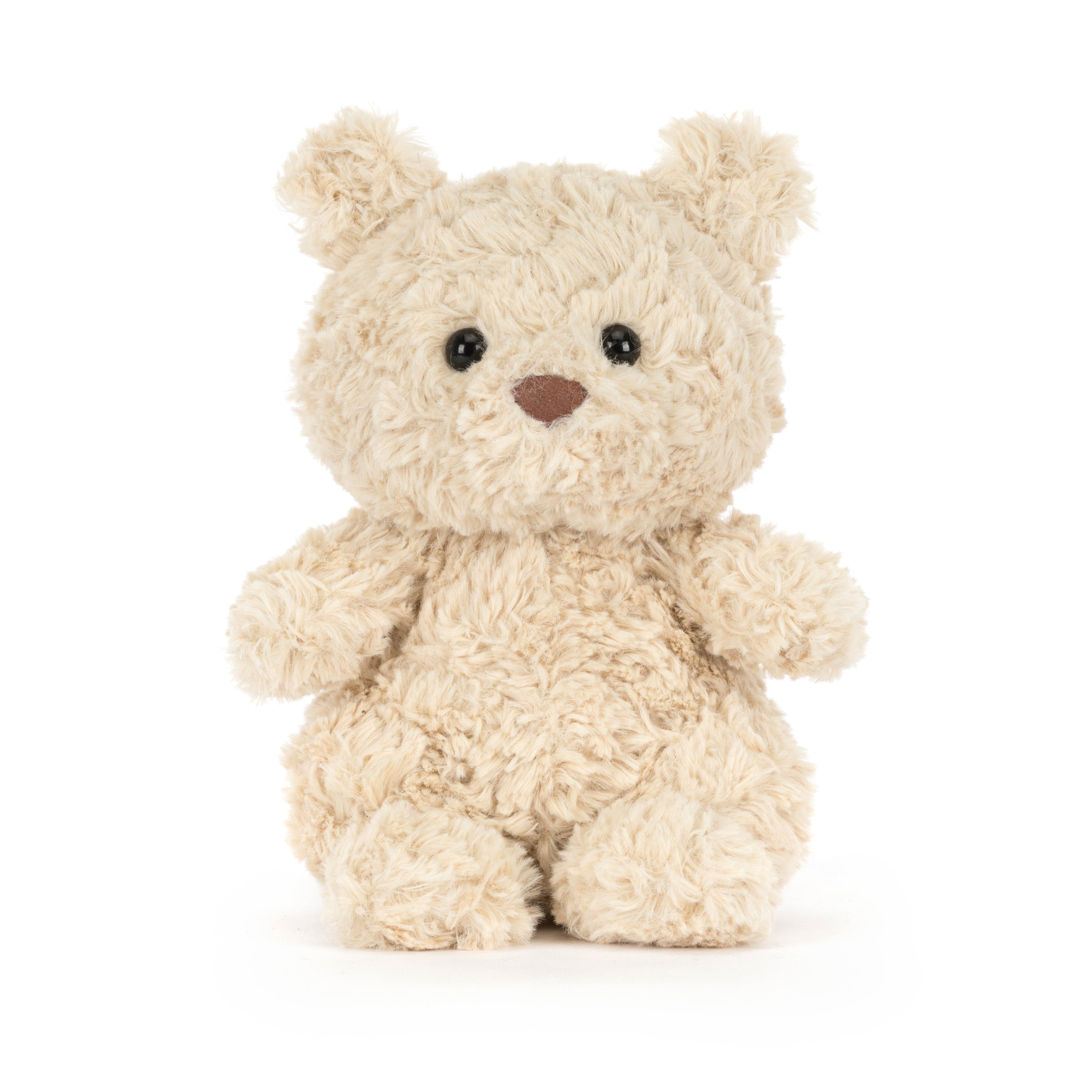 peluche ours Jellycat Bartholomew Junior assise sur un lit d’enfant - Jellycat Bartholomew Bear Junior plush sitting on a child’s bed