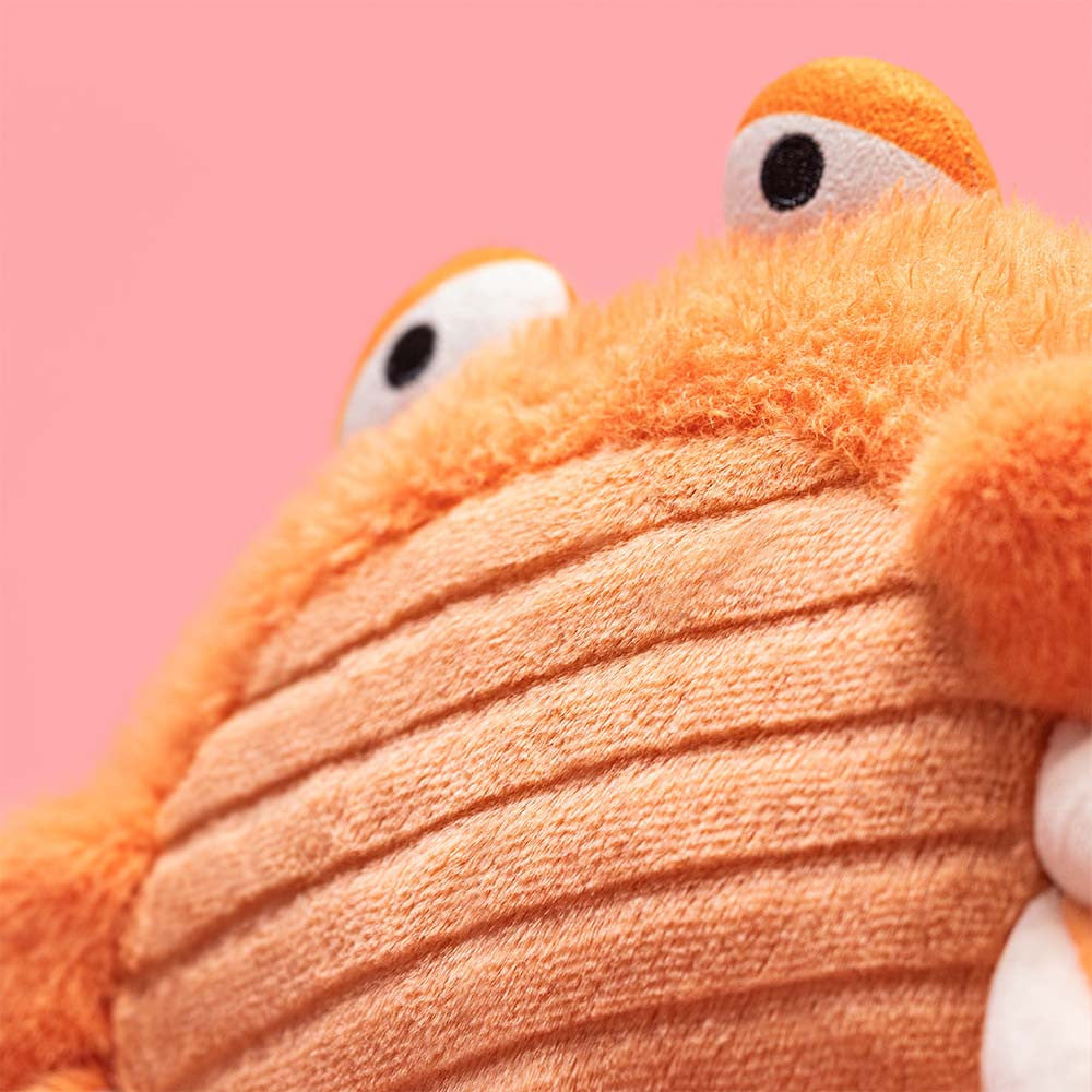 Peluche Jellycat Pinchsnap le crabe avec pinces douces, yeux brodés et corps rouge texturé – Jellycat Pinchsnap Crab plush with soft claws, embroidered eyes and textured red body – Olie & co