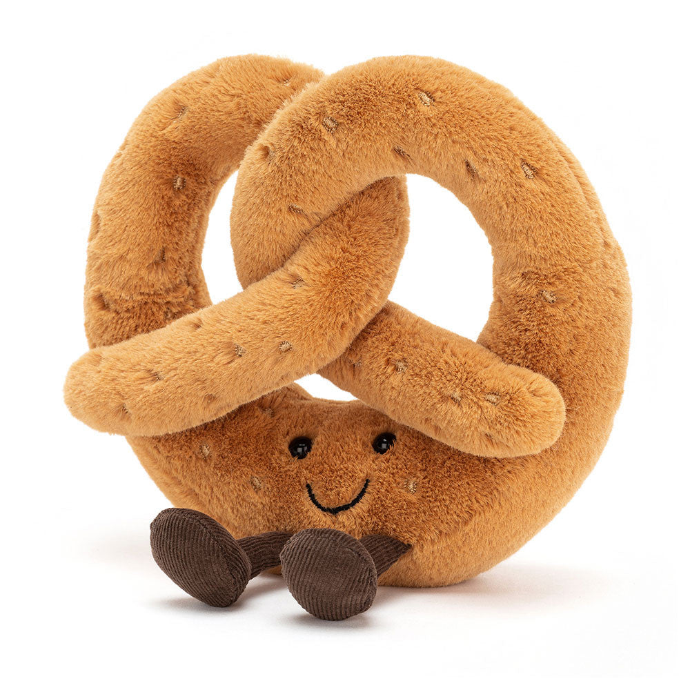 Peluche Jellycat Pretzel amusant sur table – Jellycat Amuseables Pretzel plush on table – Olie & co
