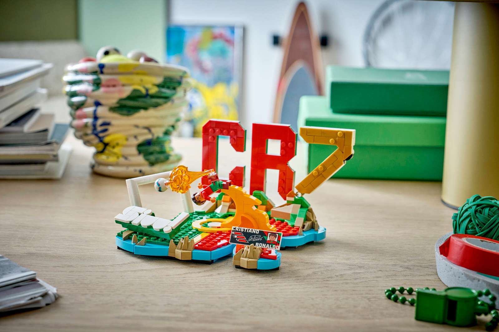LEGO® Editions CR7 Cristiano Ronaldo avec figurine, base CR7 et couleurs du Portugal – LEGO® Editions CR7 Cristiano Ronaldo set with minifigure, CR7 base and Portugal colors – Olie & co
